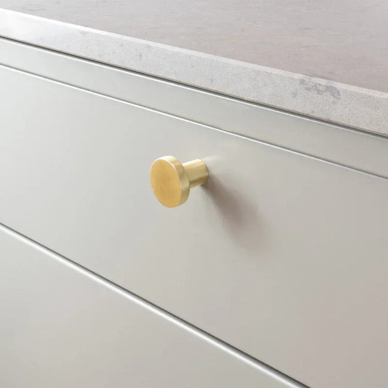 2078 | Knop i Børstet Messing finish Ø 30 mm x D 25 mm Beslag Design BD-368058-11 FINICC