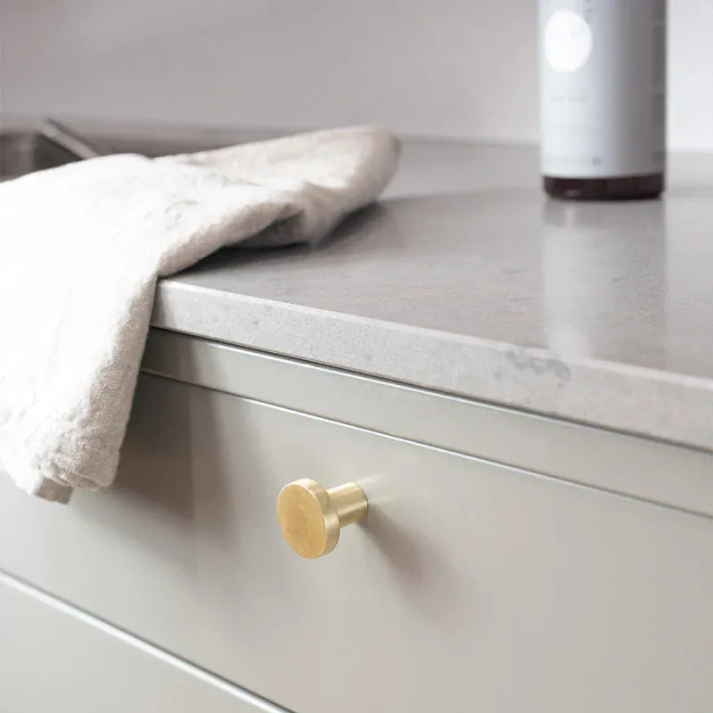 2078 | Knop i Børstet Messing finish Ø 30 mm x D 25 mm Beslag Design BD-368058-11 FINICC