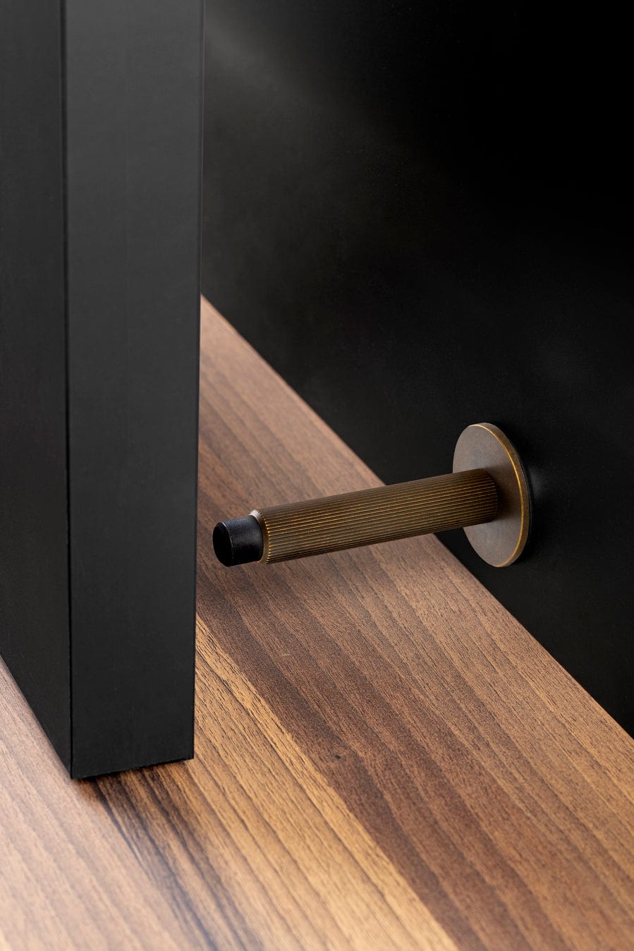 Arpa Wall | Dørstopper i Antik Messing Ø 50 mm x D 101 mm Viefe FINICC
