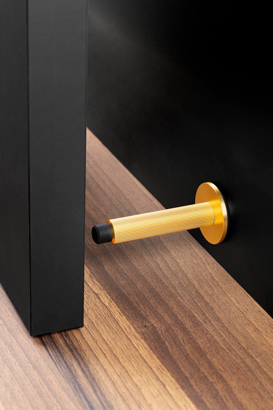 Arpa Wall | Dørstopper i Børstet Messing Ø 50 mm x D 101 mm Viefe FINICC
