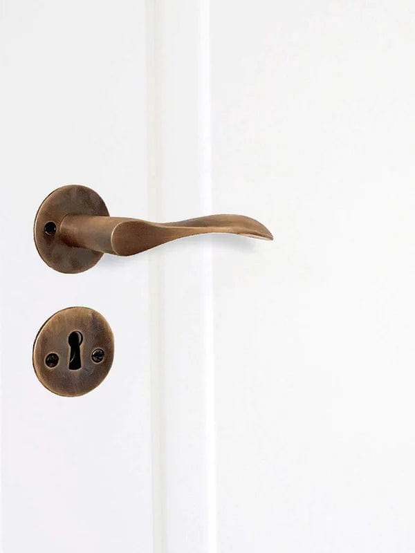 Bellevue | Dørhåndtag i Antik Messing uden Lak inkl nøgleskilte L 110 mm (C/C 30 mm) Sibes KC-200969 FINICC