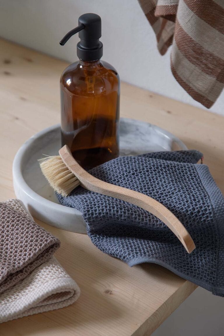 Bottle | Sæbedispenser i Brunt Glas og med Sort Pumpe MOUD Home MH-211415 FINICC
