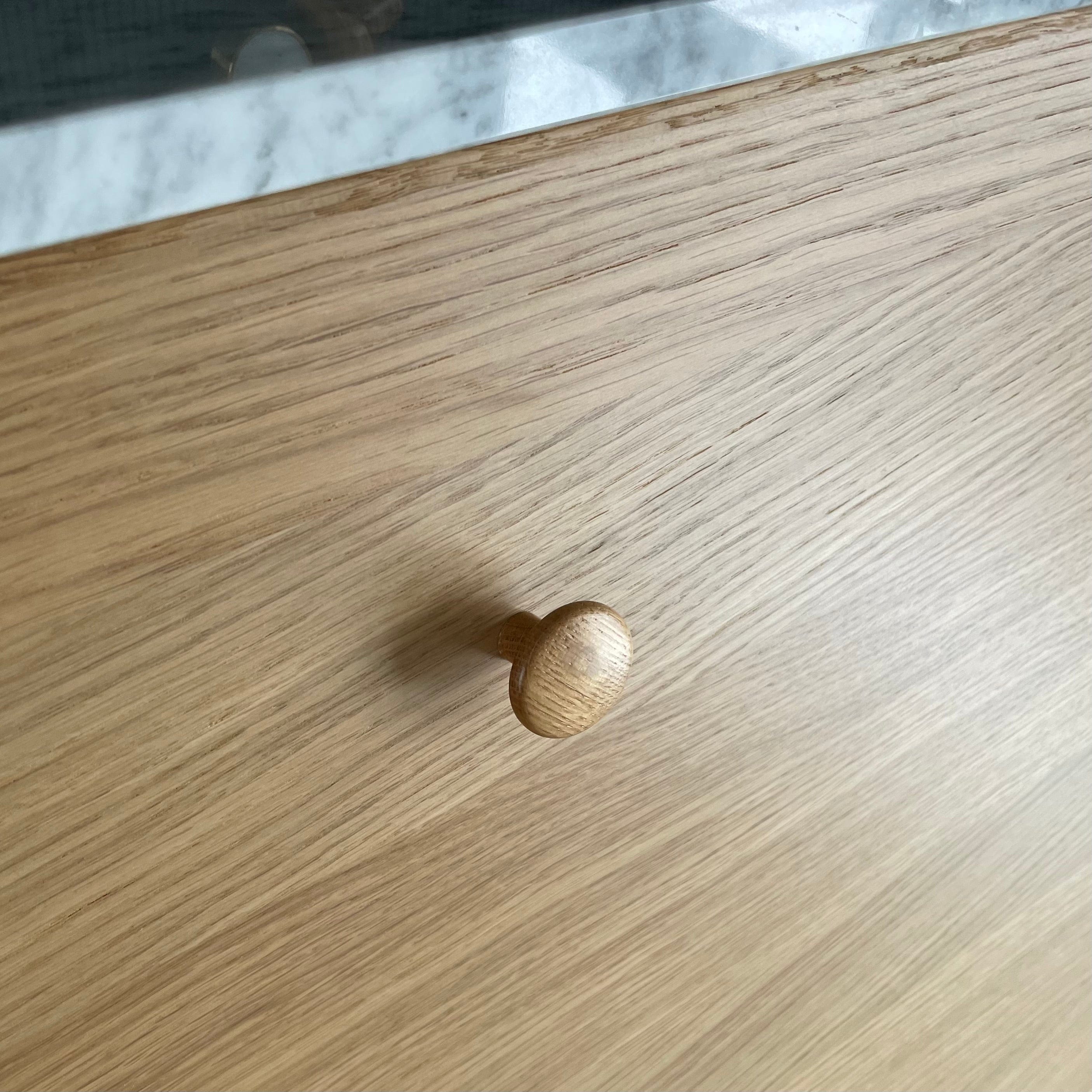 Brutus | Møbelknop eller Knage i Lakeret Eg Ø 32 mm x D 25 mm Vonsild FINICC