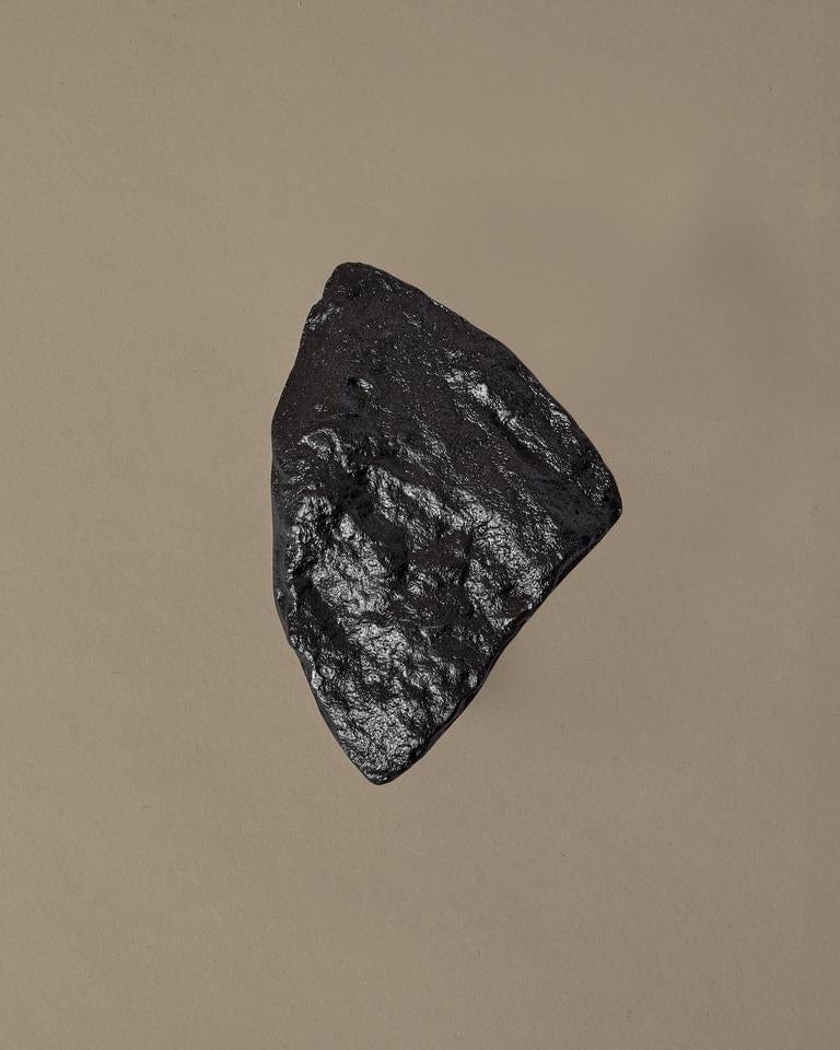 Comber Rock - Large | Knop/Knage i Sortoxideret Aluminium L 60 mm x B 90 mm ferm LIVING FL-1104270843 FINICC