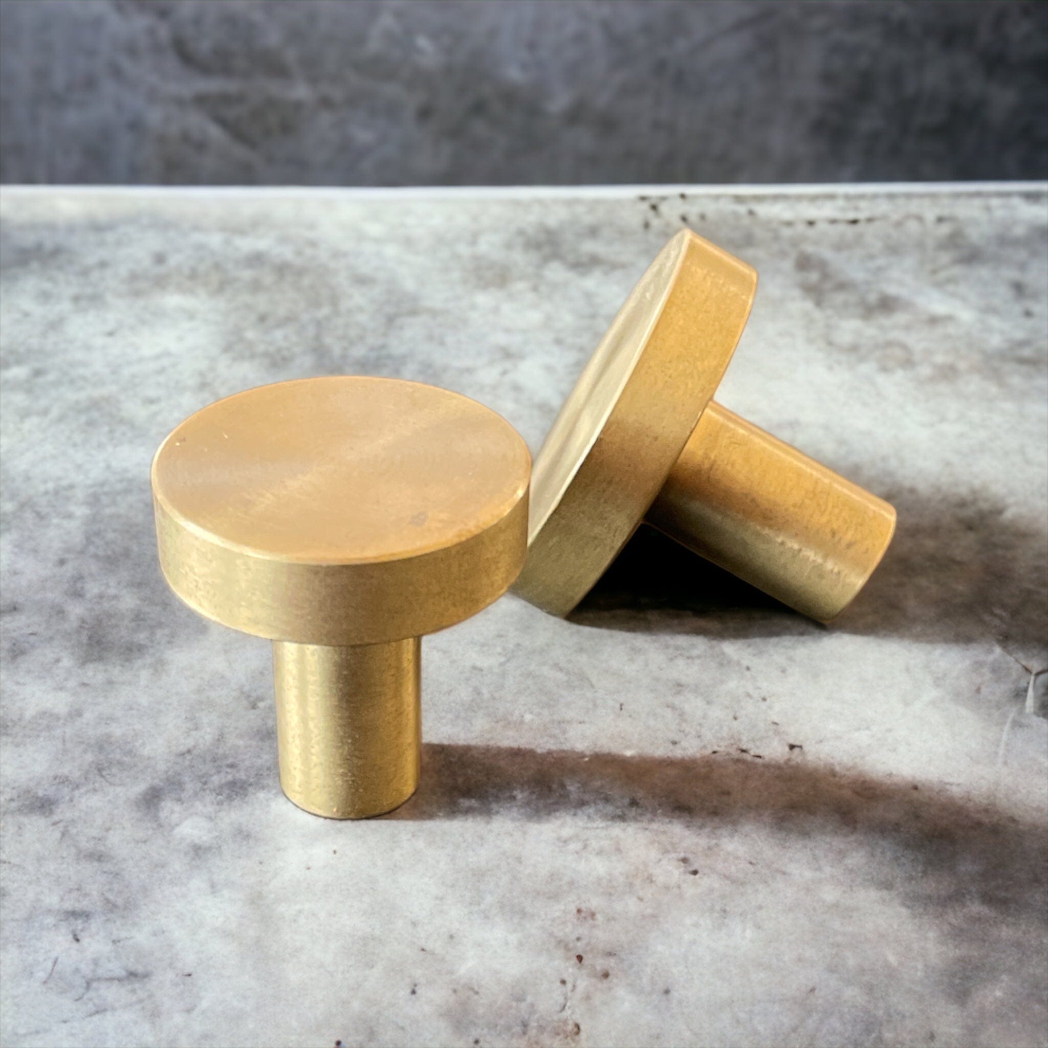 Contemporary | Knop i Børstet Messing uden Lak I-REFINE FINICC