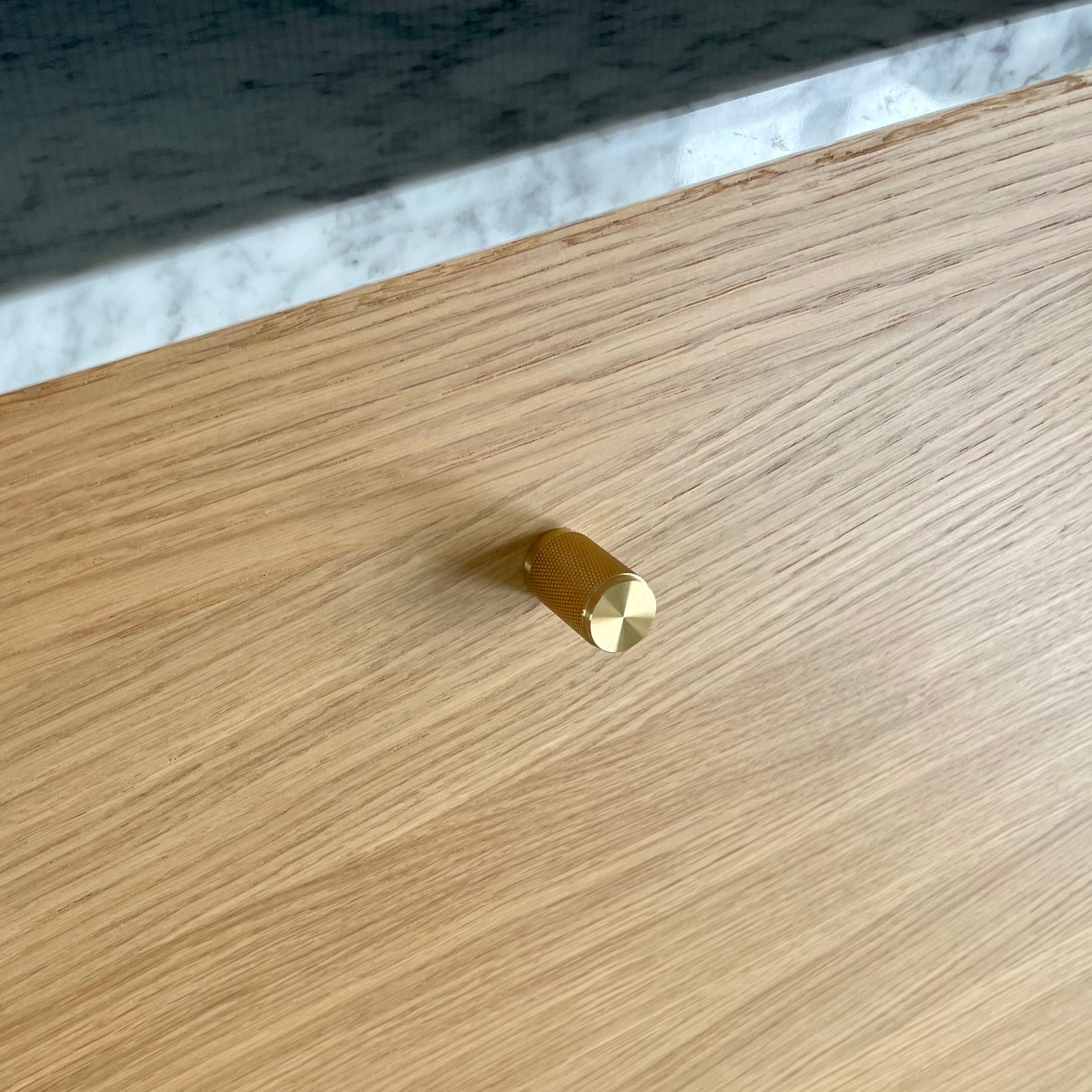 Cross | Knop i Messing med Lak | 2 stk Ø 20 mm x D 34 mm Buster + Punch BP-UK-KN-BR-A FINICC