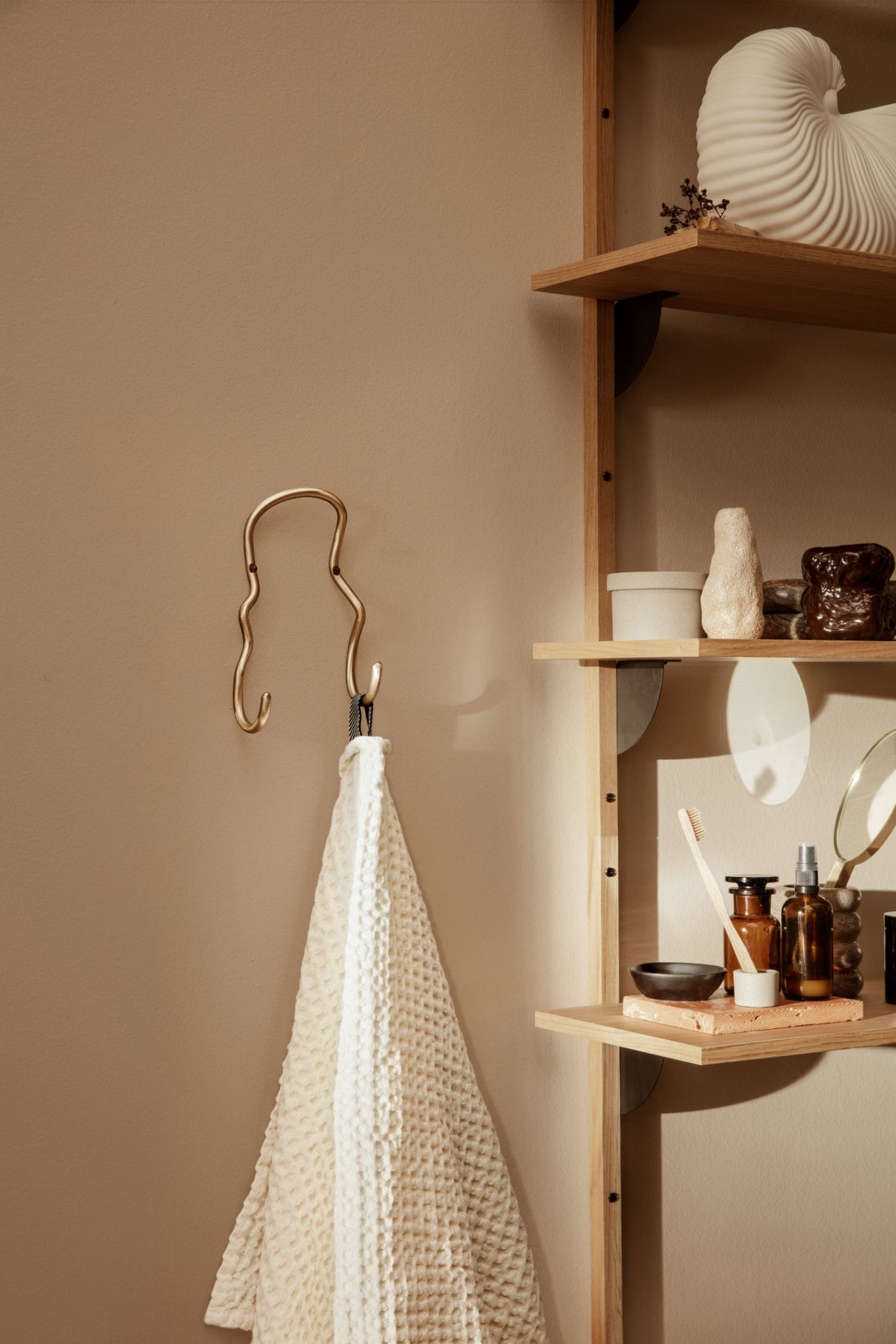 Curvature Double | Knage i Mat Messing Med lak L 126 mm x B 213 mm ferm LIVING FINICC