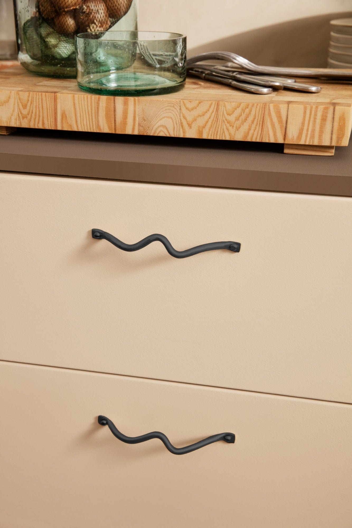 Curvature | Greb i Mat Sort L 142 mm (C/C 128 mm) ferm LIVING FINICC