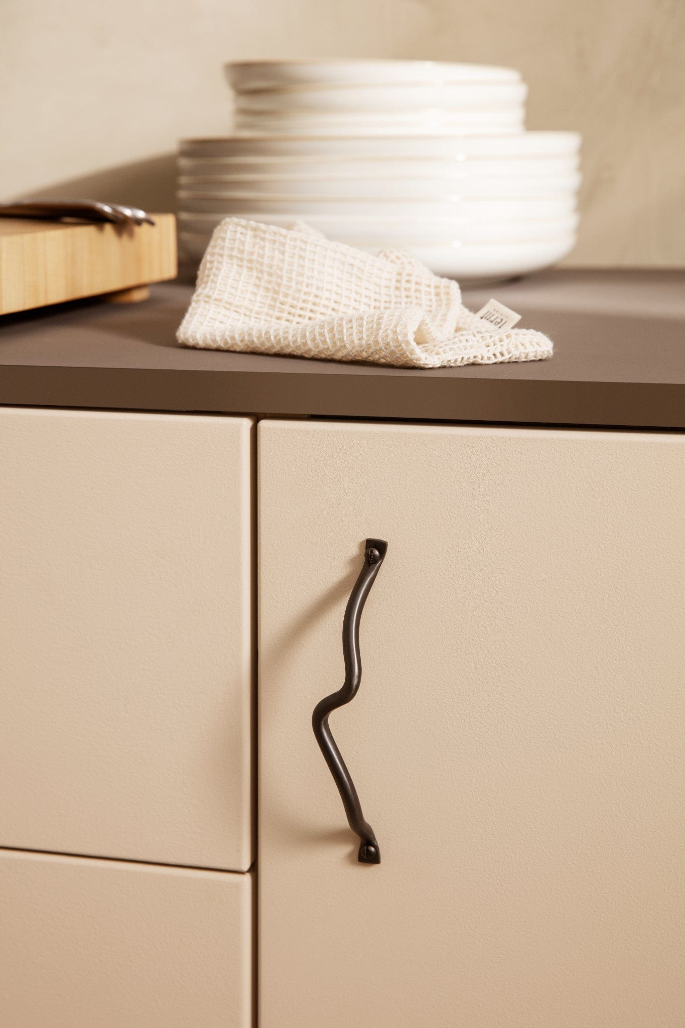 Curvature | Greb i Mat Sort L 142 mm (C/C 128 mm) ferm LIVING FINICC