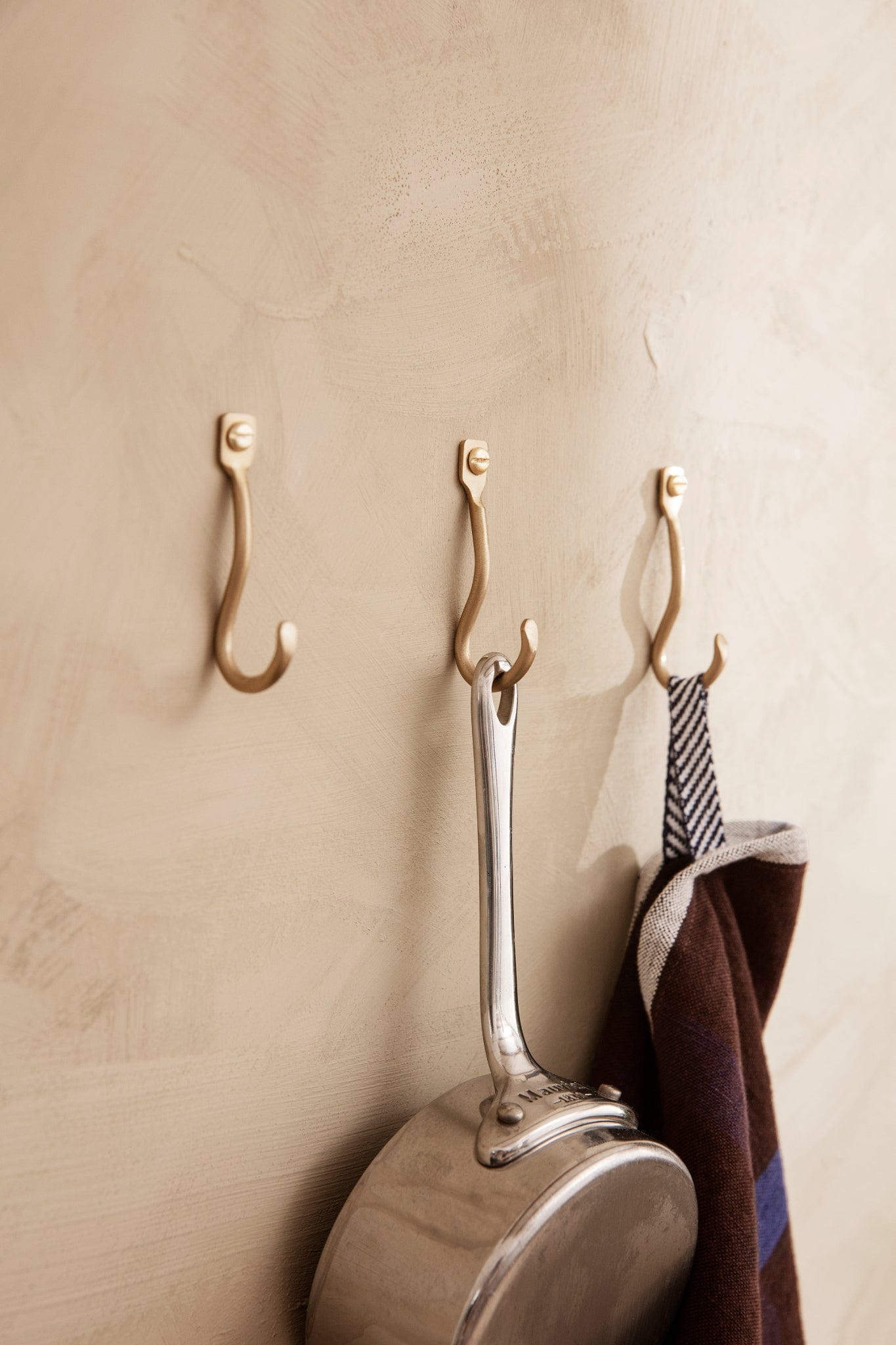 Curvature | Knage i Mat Messing Med lak | 3stk L 9 mm x B 63 mm ferm LIVING FINICC