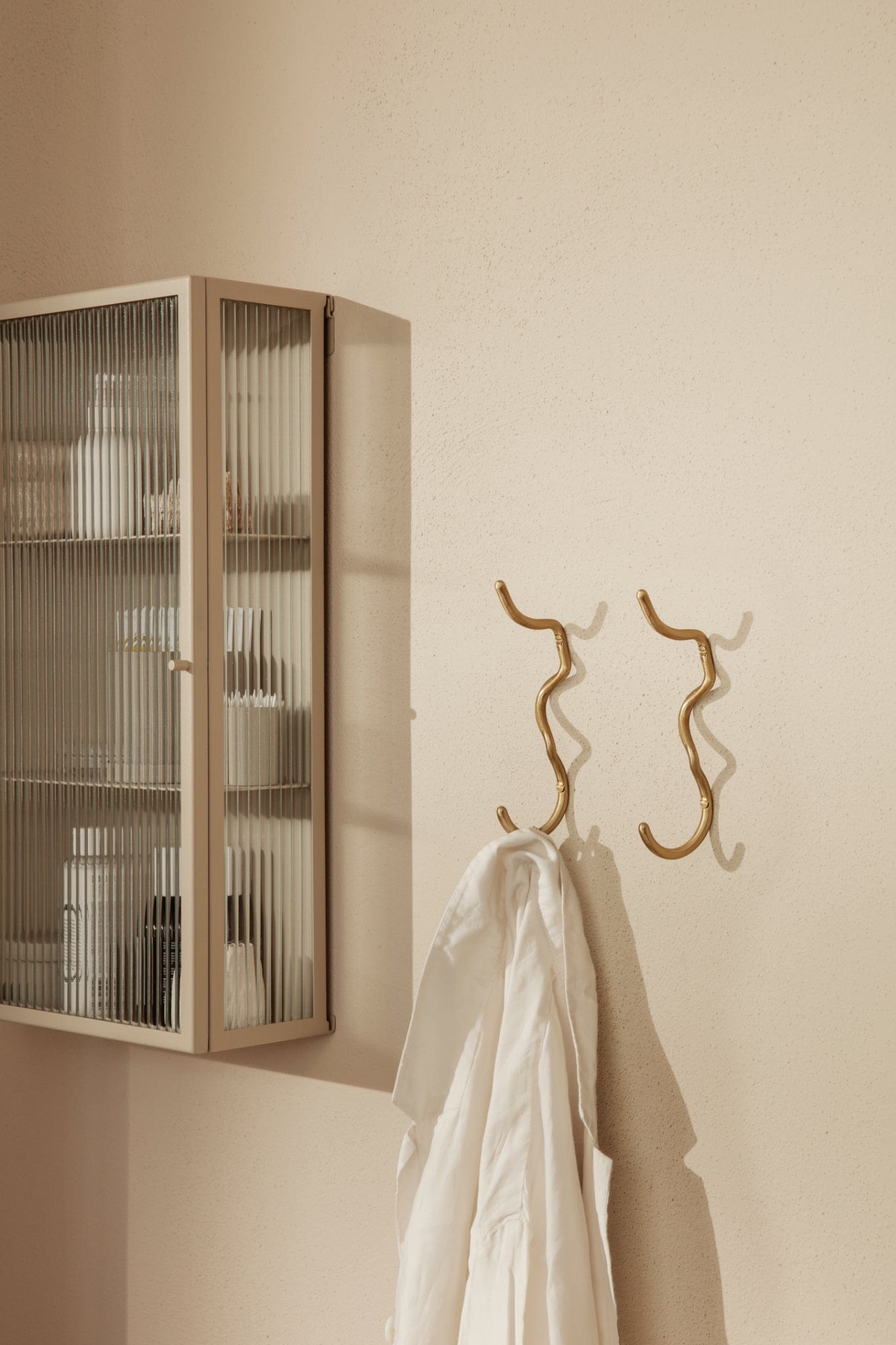 Curvature | Knage i Mat Messing Med lak L 30 mm x B 197 mm ferm LIVING FINICC