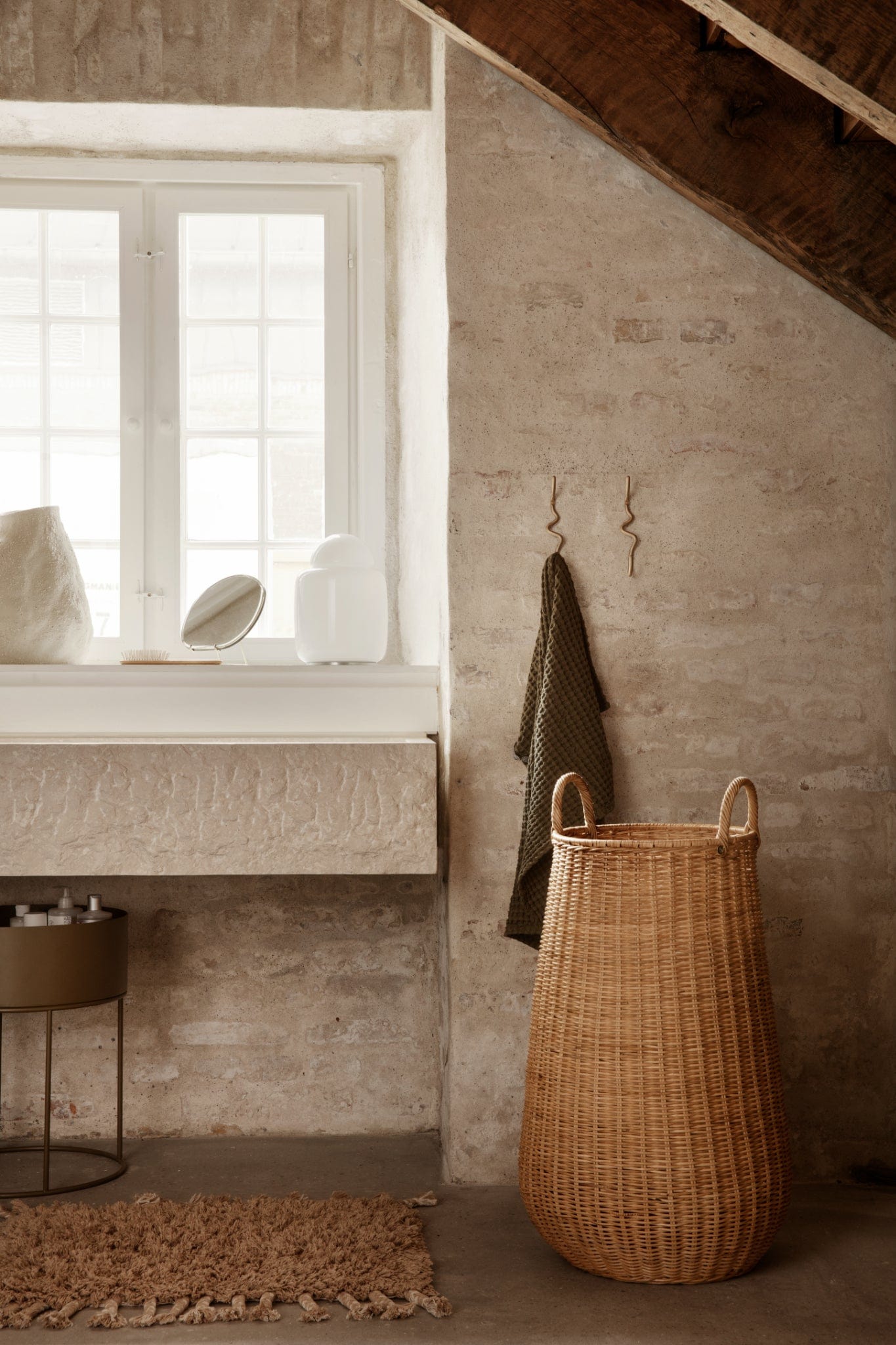 Curvature | Knage i Mat Messing Med lak L 30 mm x B 197 mm ferm LIVING FINICC