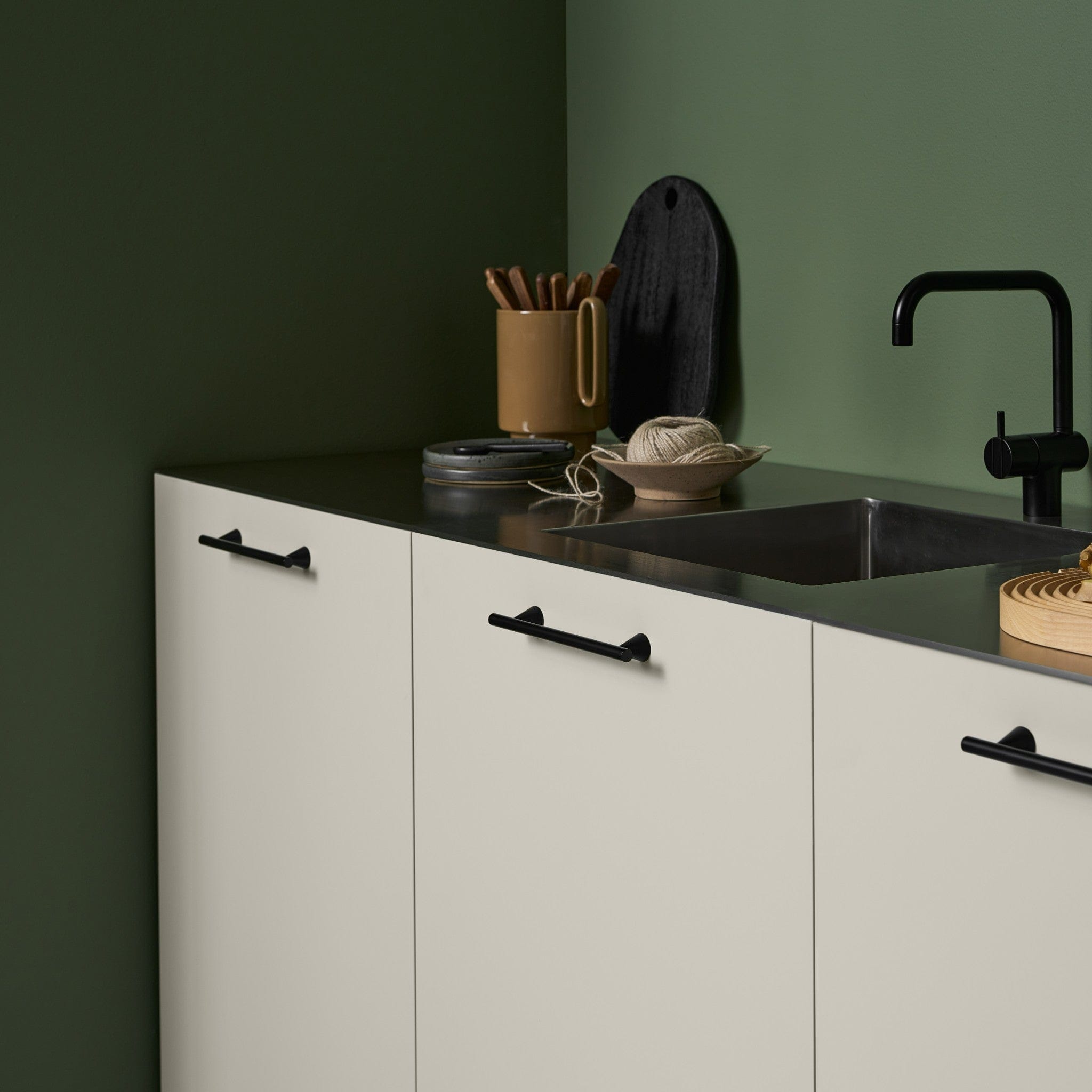 Delta | Greb i Mat Sort L 204 mm (C/C 160 mm) Furnipart FINICC