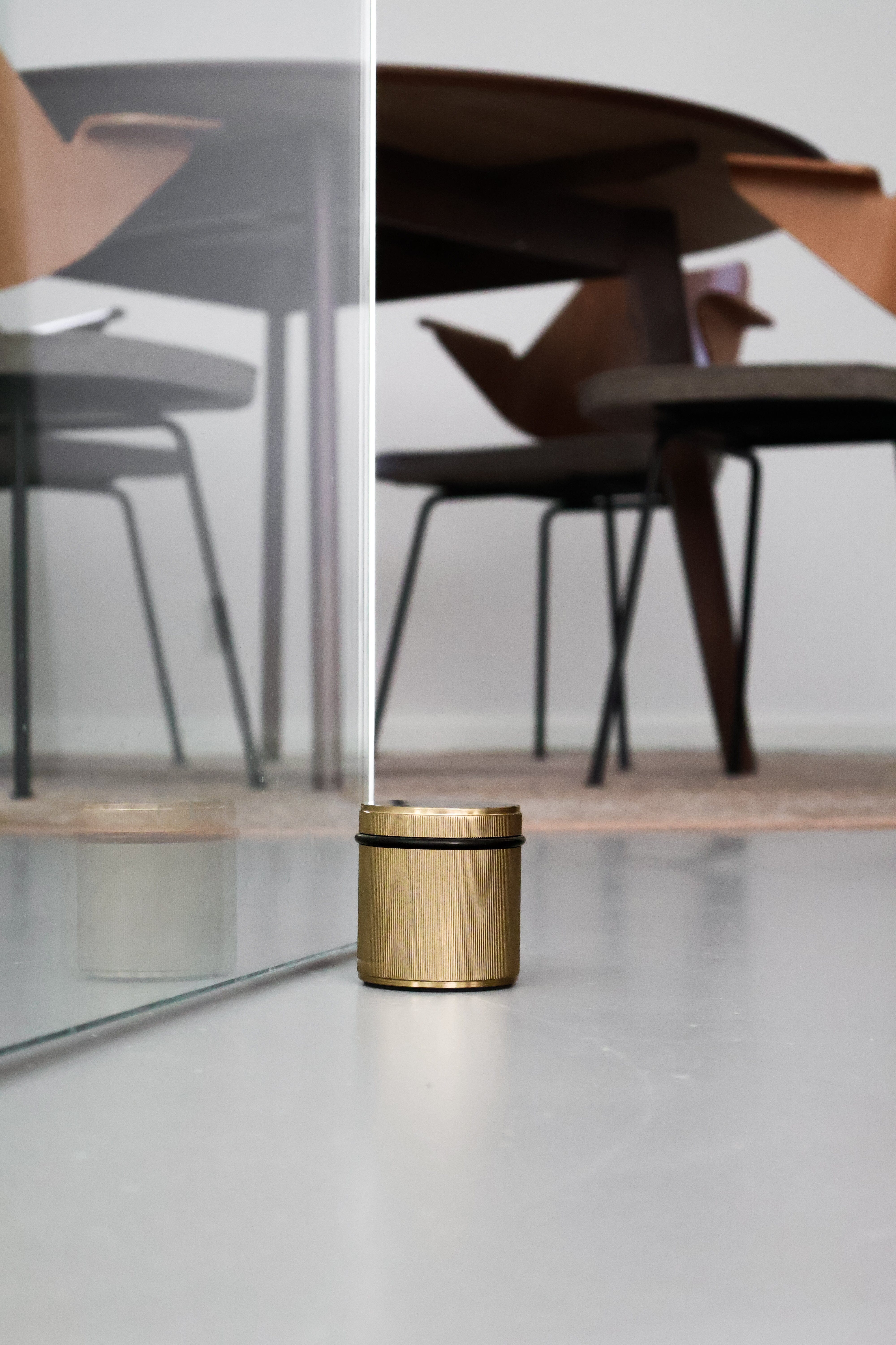 Fritstående dørstopper i linjeret mønster, antik messing Buster + Punch BP-UDS-051543 FINICC