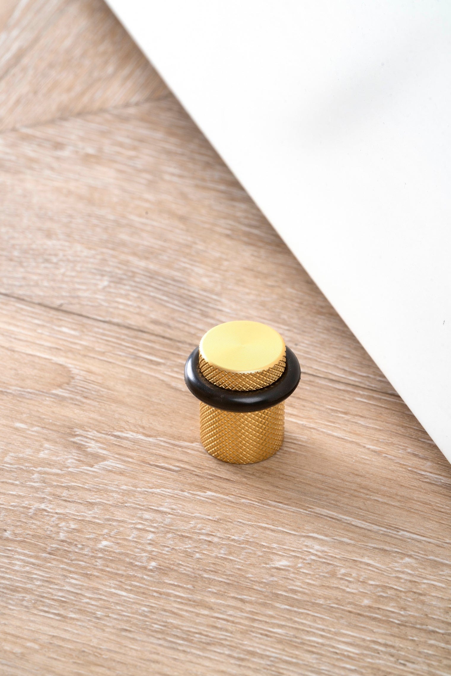 Graf Floor | Dørstopper i Børstet Messing Ø 27 mm x H 28 mm Viefe FINICC