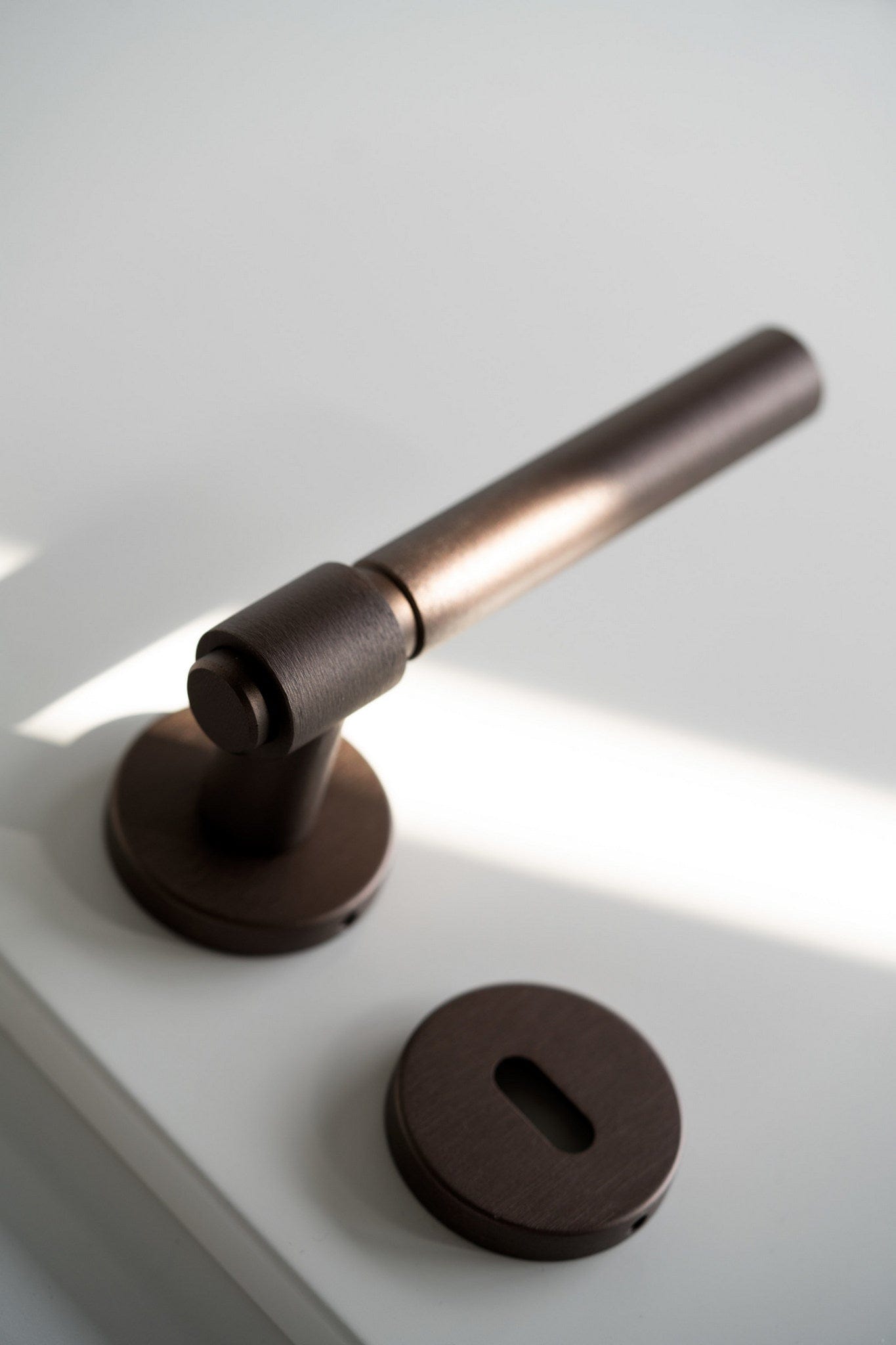 Helix Plain | Dørhåndtag i Dark Bronze L 150 mm (C/C 30 mm) Beslag Design 752017-41 FINICC