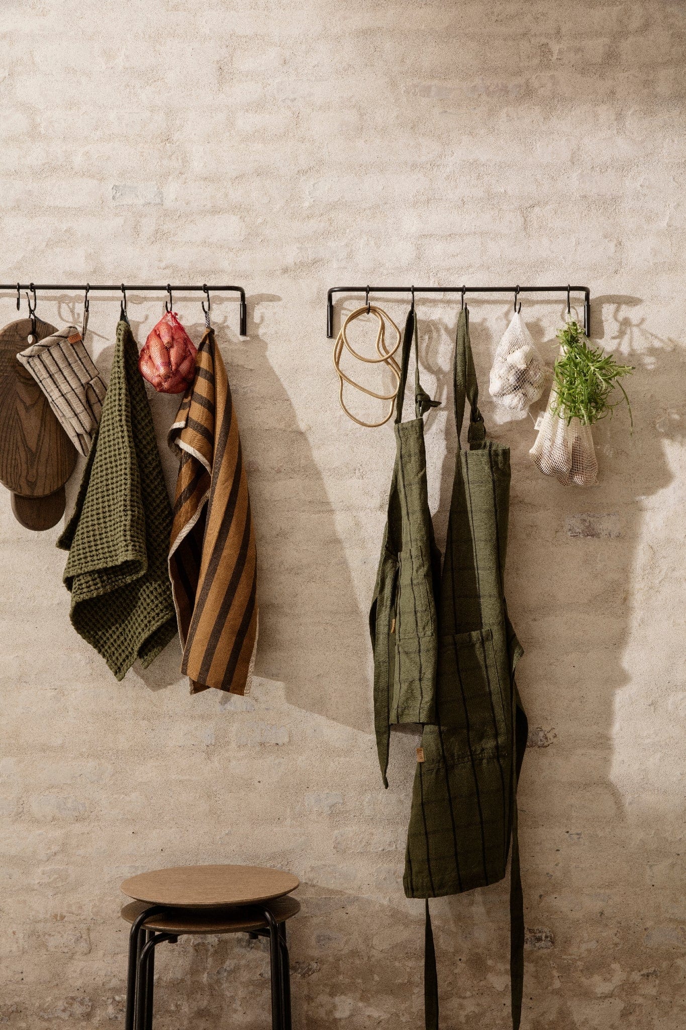 Køkkenstang i Sortoxideret Messing med 6 Kroge - 55 x 9,5 cm ferm LIVING FL-5480 FINICC