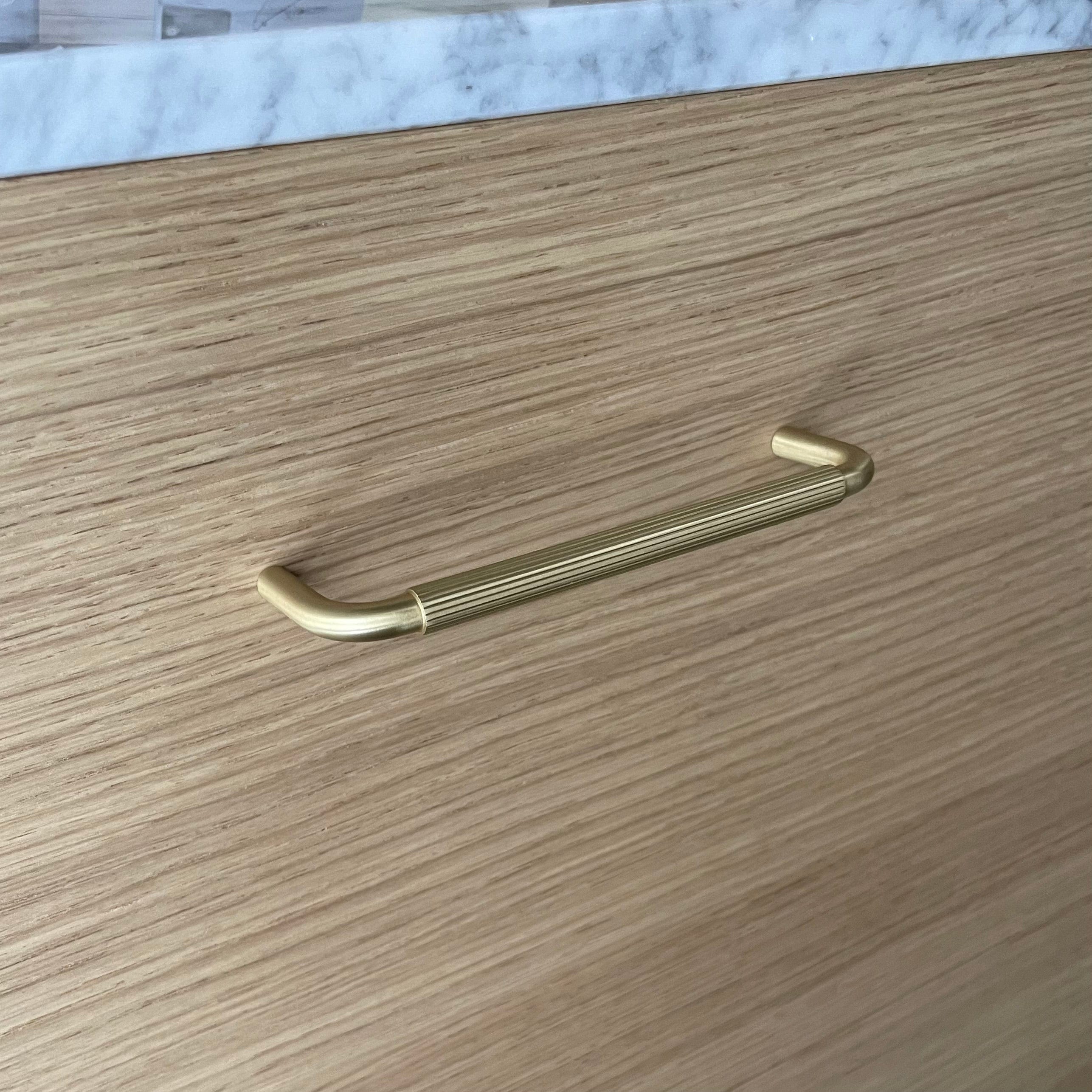 Langelinie | Greb i Børstet Messing med lak L 134 mm (C/C 128 mm) Copenhagen Home Design FINICC