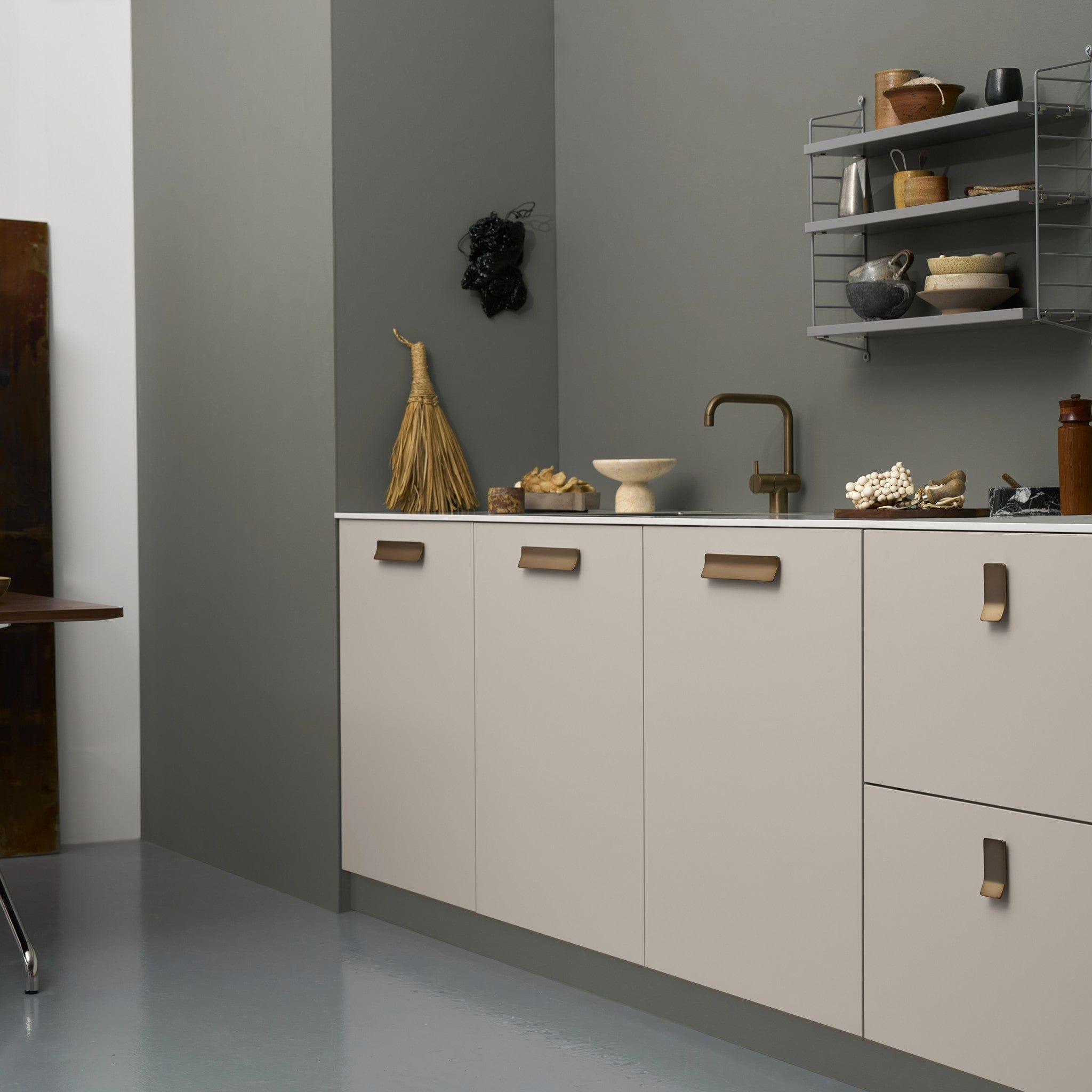 Leaf | Greb i Børstet Messing Furnipart FINICC