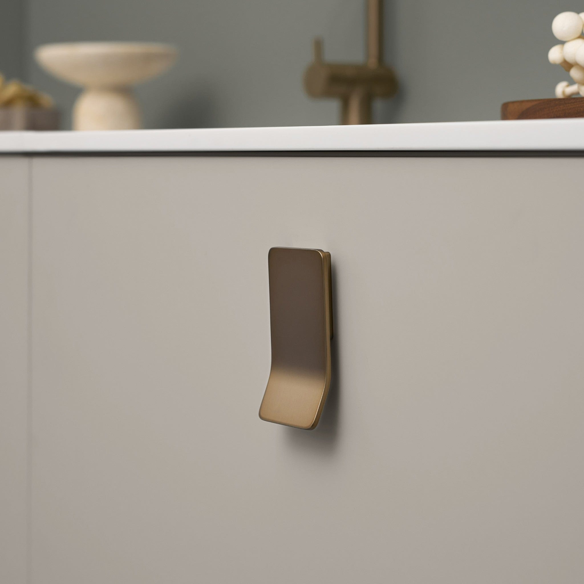 Leaf | Greb i Børstet Messing Furnipart FINICC