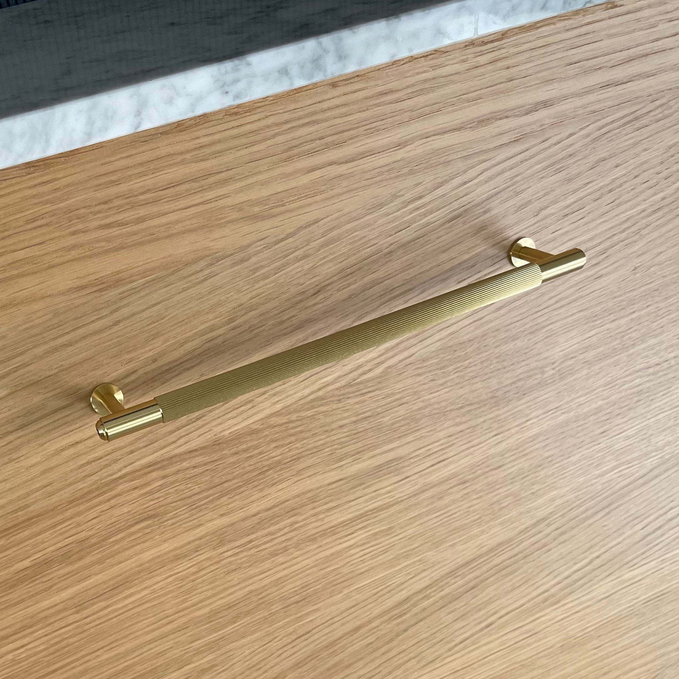 Linear | Greb i Messing med Lak Buster + Punch FINICC