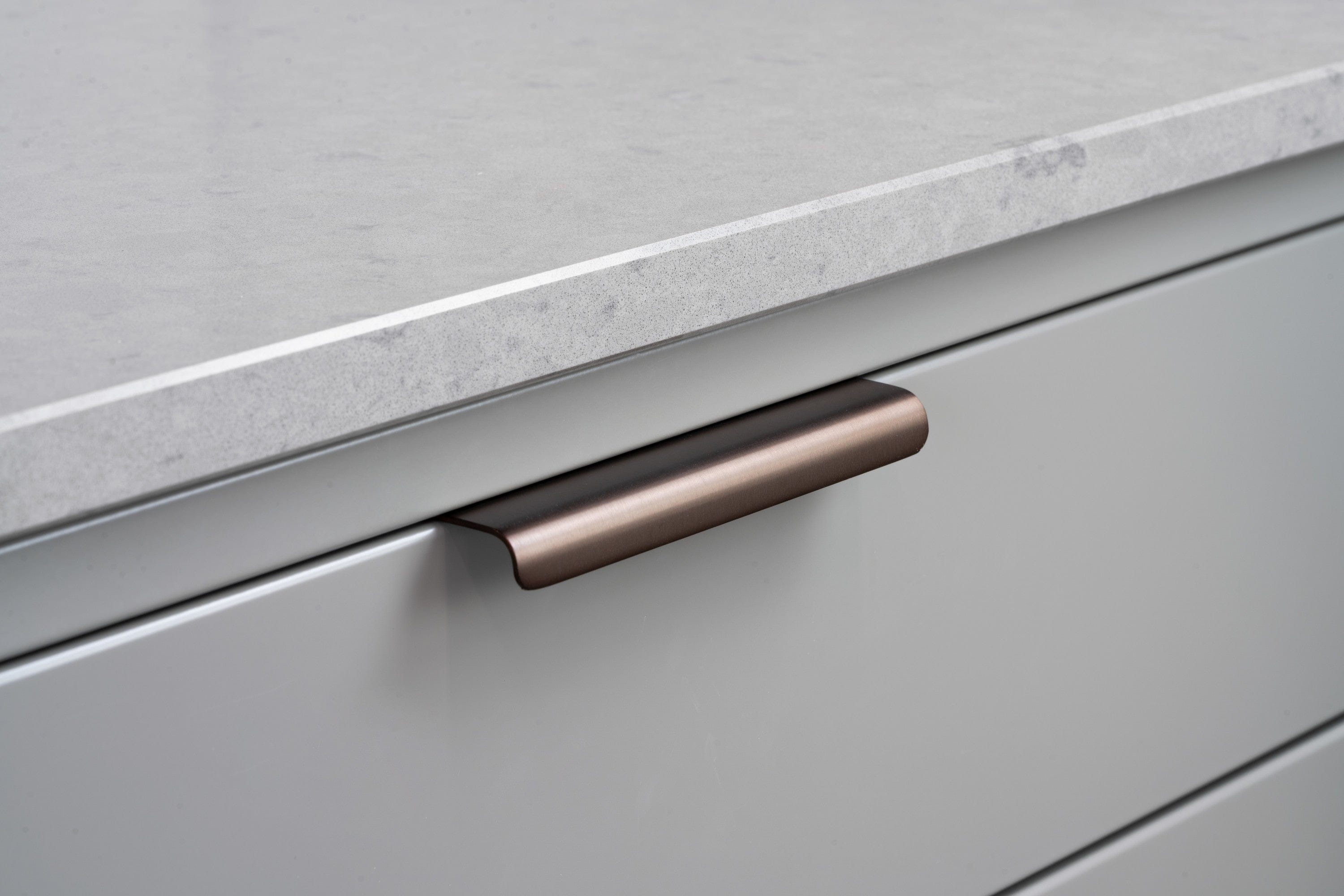 Lip | Greb i Bruneret Messing Beslag Design FINICC