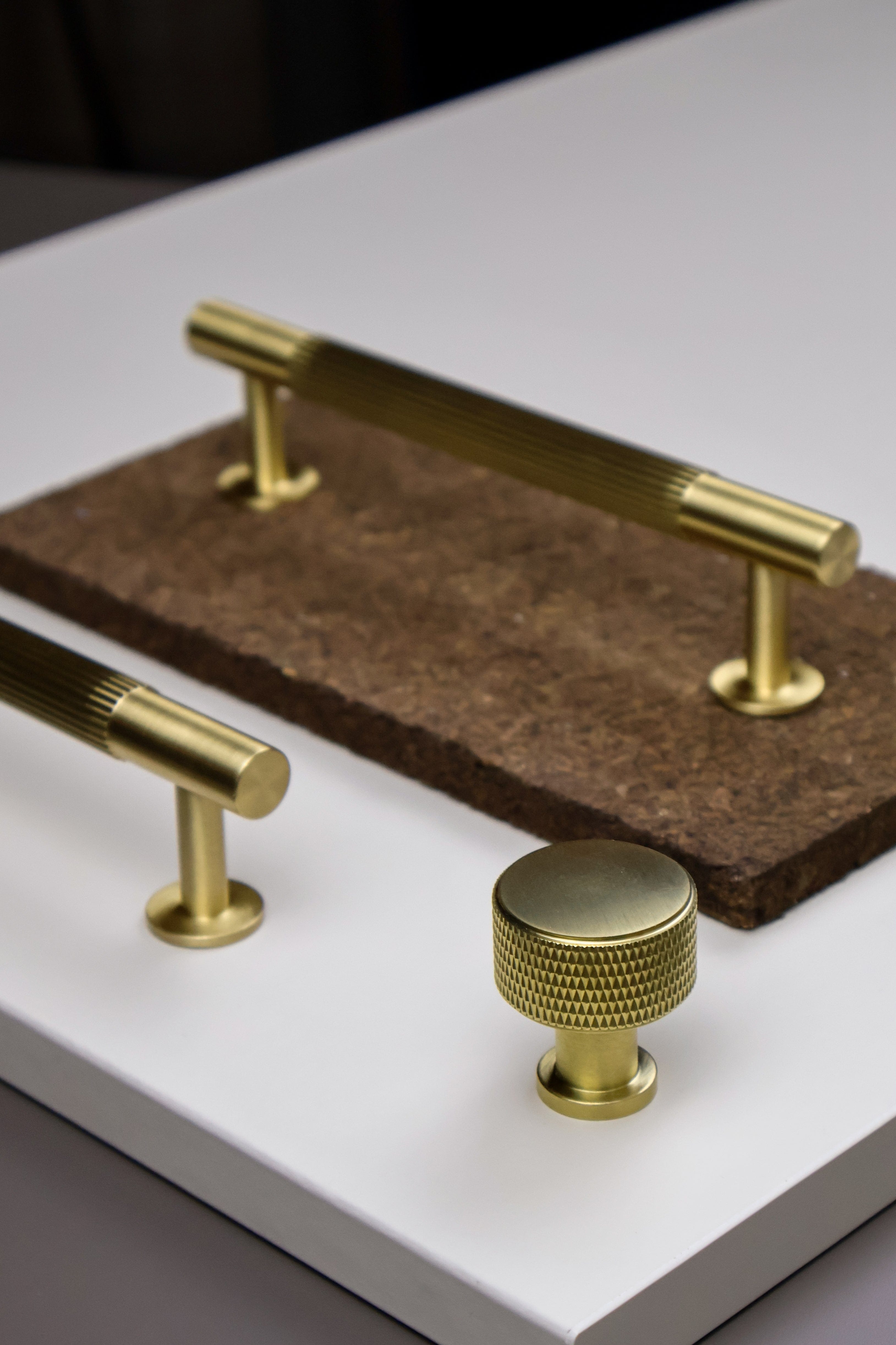 Lucia Cross | Knop i Børstet Messing Med lak Ø 29 mm x D 34 mm Alexander & Wilks AW807K-29-SBPVD FINICC