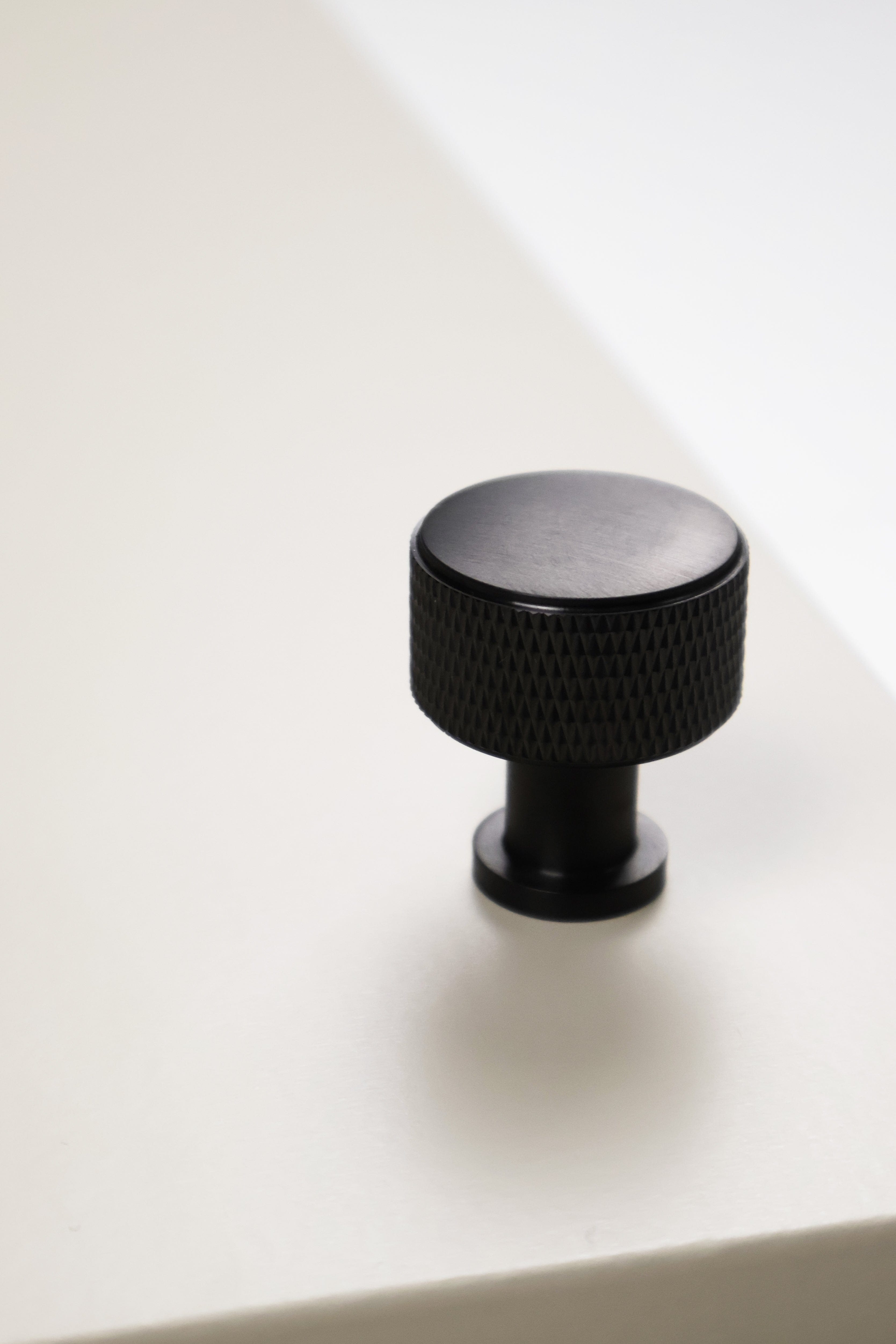 Lucia Cross | Knop i Sort Ø 29 mm x D 34 mm Alexander & Wilks AW807K-29-BL FINICC