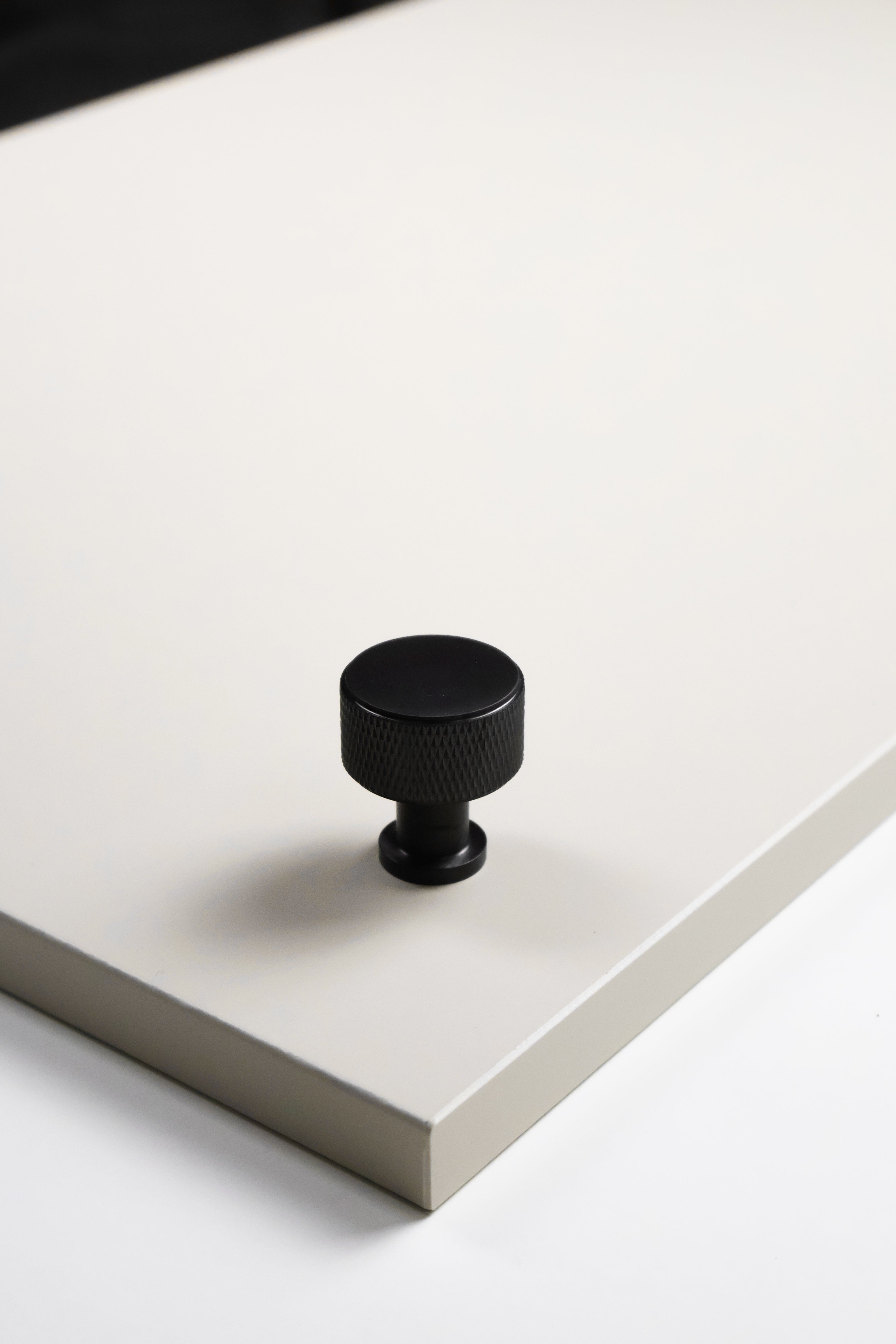 Lucia Cross | Knop i Sort Ø 29 mm x D 34 mm Alexander & Wilks AW807K-29-BL FINICC