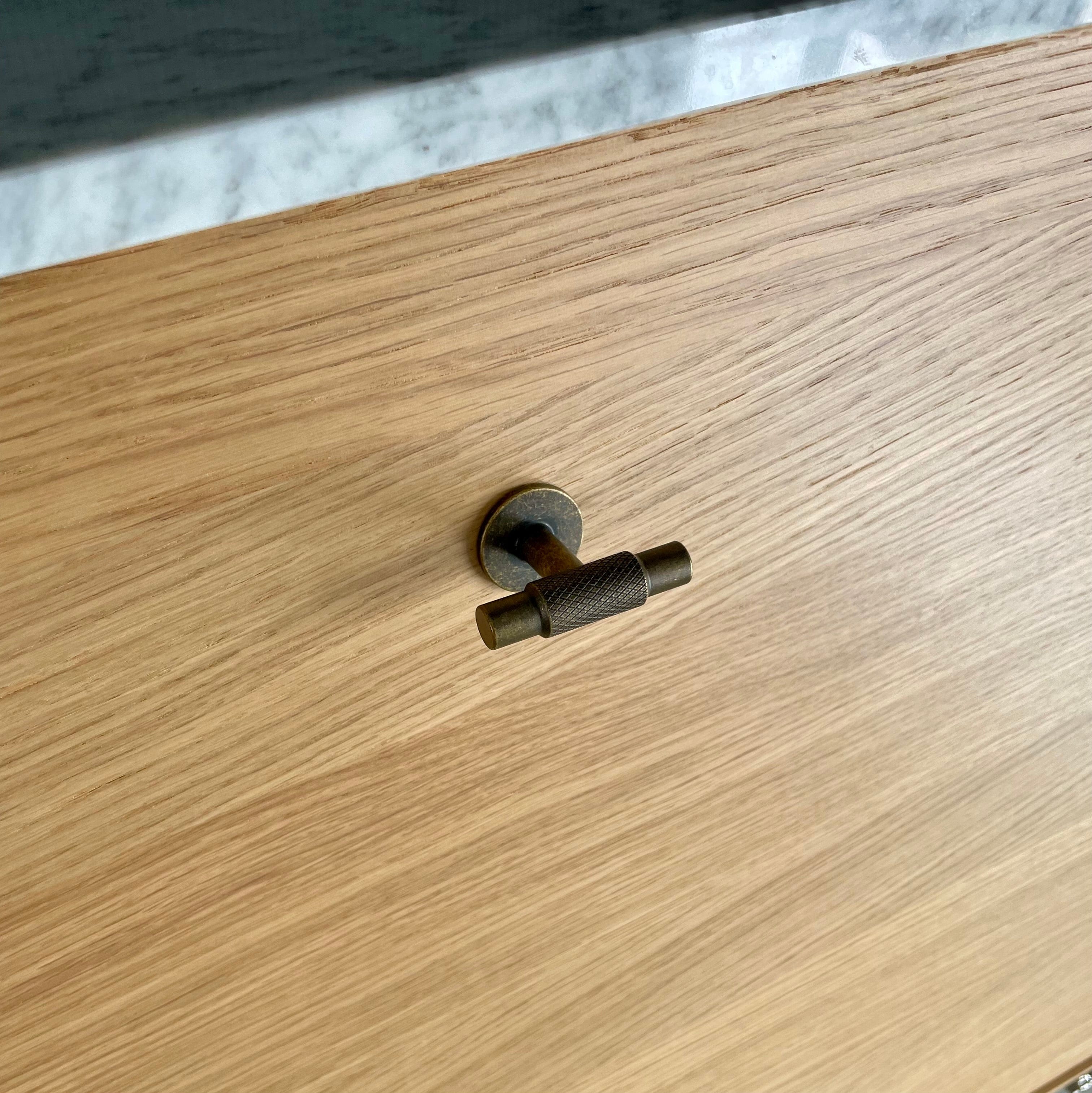 Manor T-Bar | Greb/Knop i Antik Messing med bagplade L 54 mm x D 39 mm Furnipart FINICC