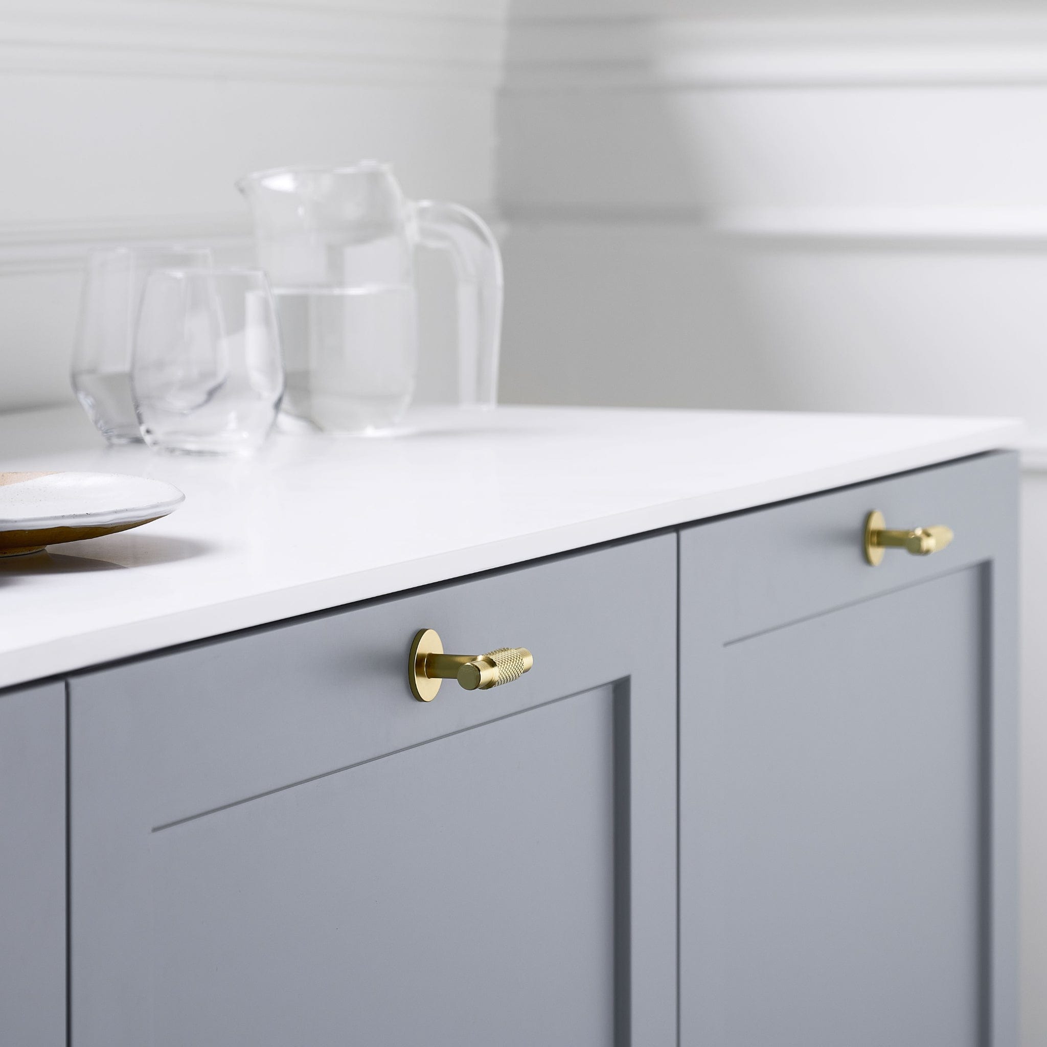 Manor T-Bar | Greb/Knop i Messing/Guld Finish med bagplade L 54 mm x D 39 mm Furnipart FINICC