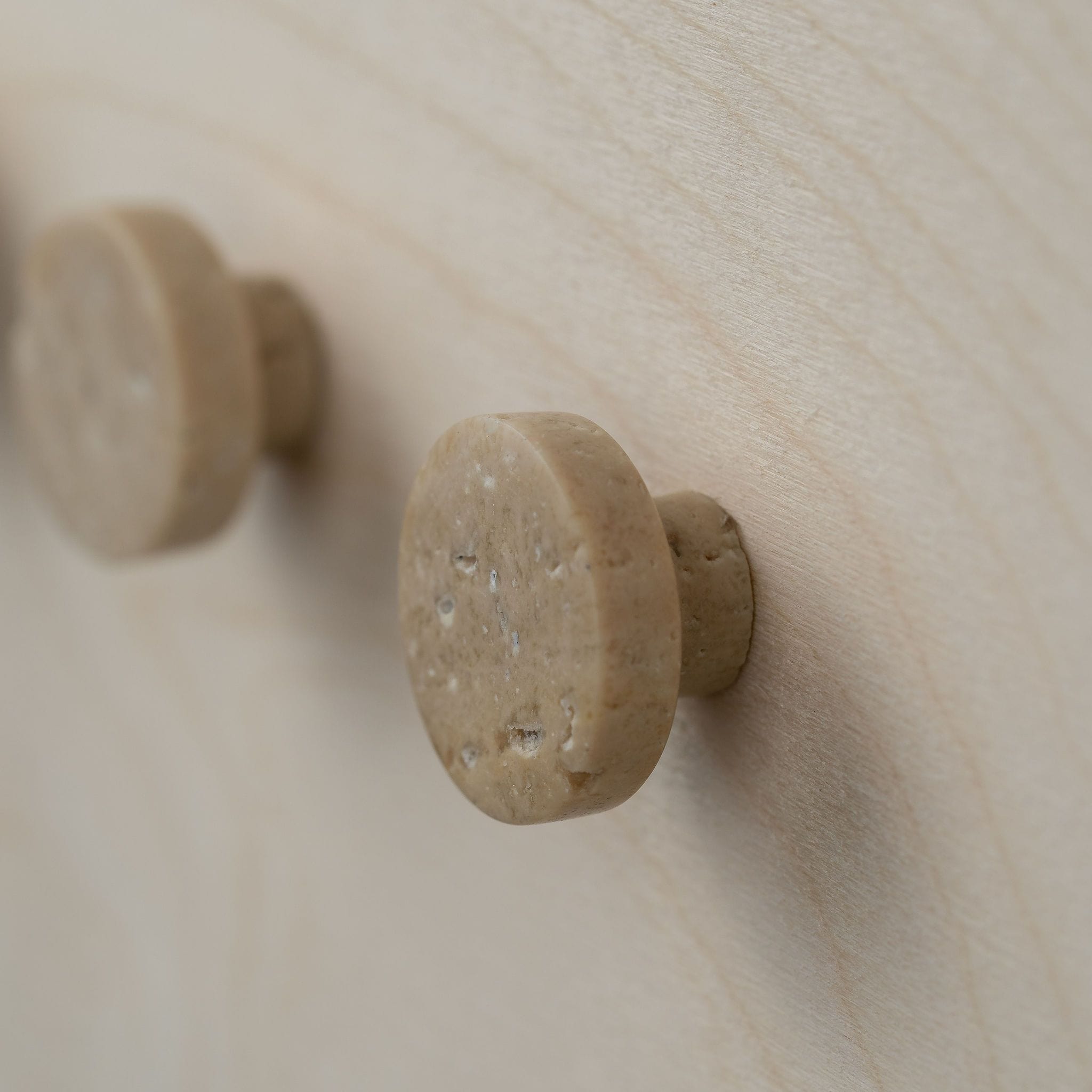Musling | Knop/Knage i Travertin (natursten) Ø 33 mm x D 20 mm Wabi Sabi Nordic FINICC