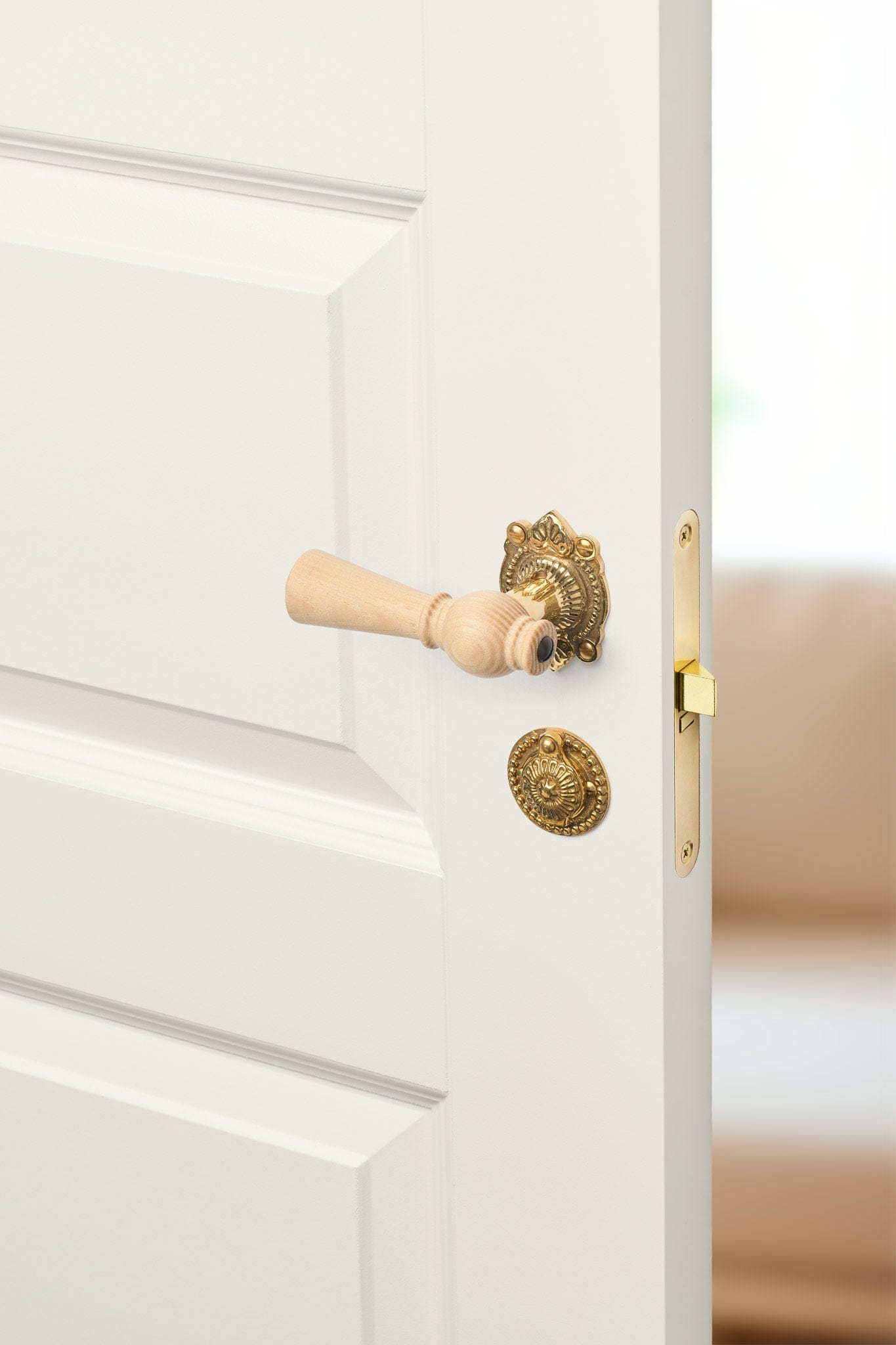 Østerbro | Dørhåndtag i Asketræ med almue rosetter og nøgleskilte i Blank Messing uden Lak L 111 mm (C/C 30 mm) Sibes ØB-AS-1670-MPU FINICC