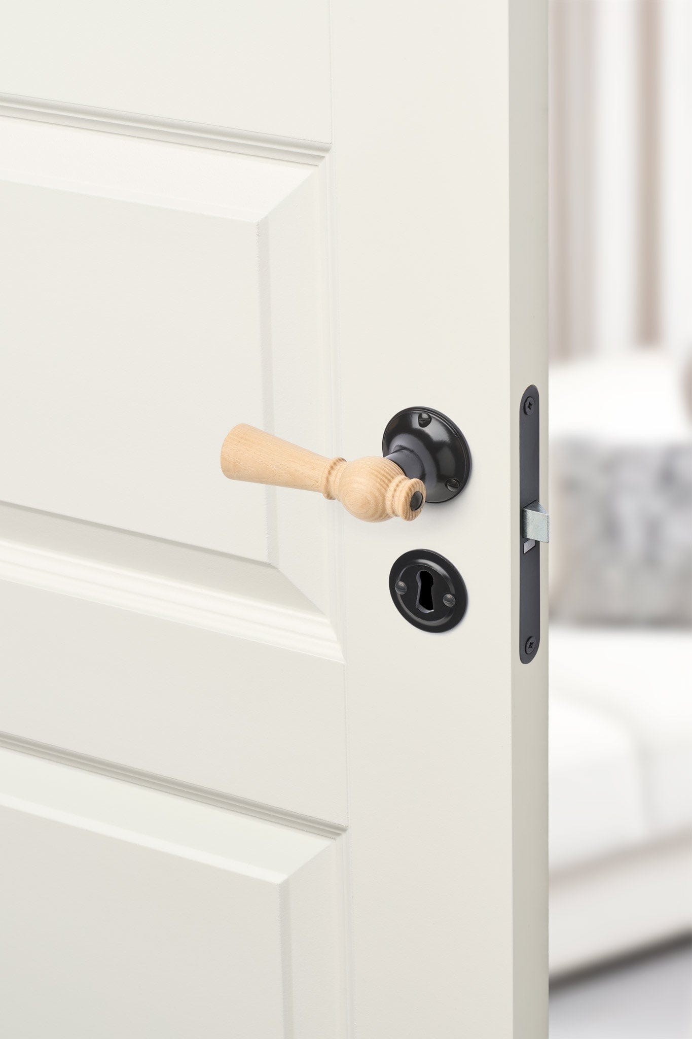 Østerbro | Dørhåndtag i Asketræ med klassiske rosetter og nøgleskilte i Sortlakeret Messing L 111 mm (C/C 30 mm) Sibes ØB-AS-1770-SO FINICC