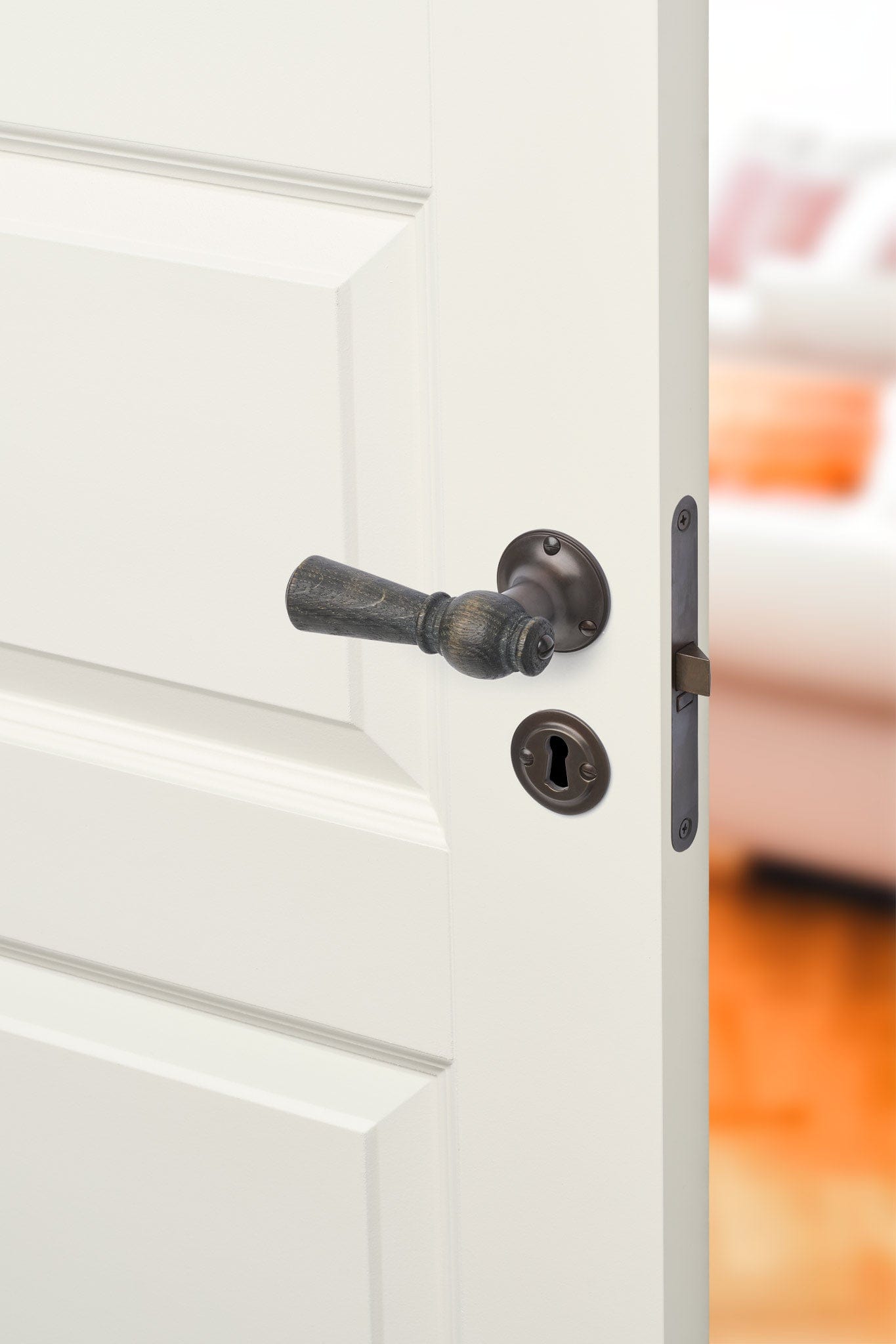 Østerbro | Dørhåndtag i Røget Eg med klassiske rosetter og nøgleskilte i Bruneret Messing L 111 mm (C/C 30 mm) Sibes ØB-ER-1770-BB FINICC