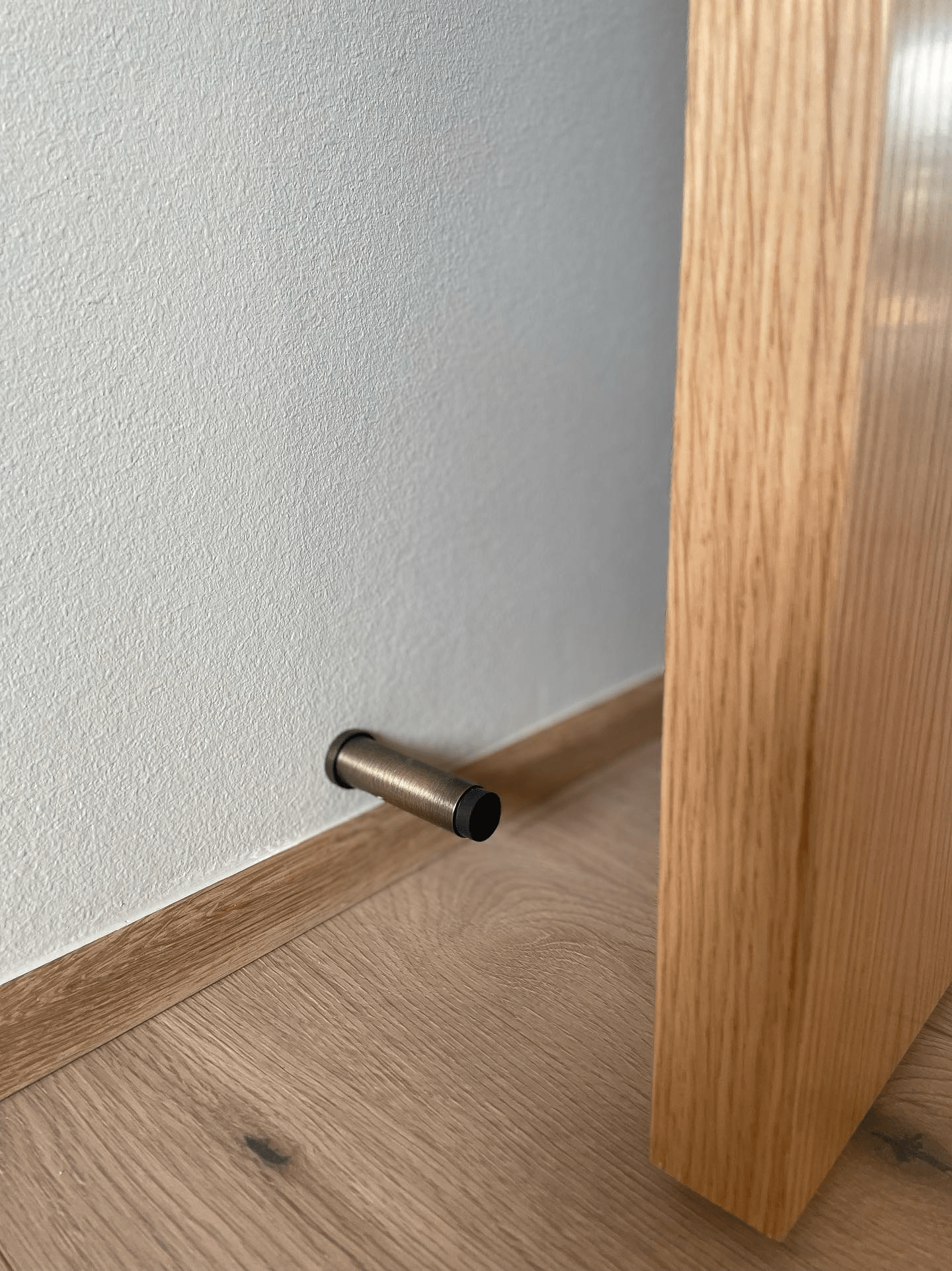 Plain Wall | Dørstopper i Antik Messing Ø 20 mm x D 75 mm Alexander & Wilks AW601-75-AB FINICC