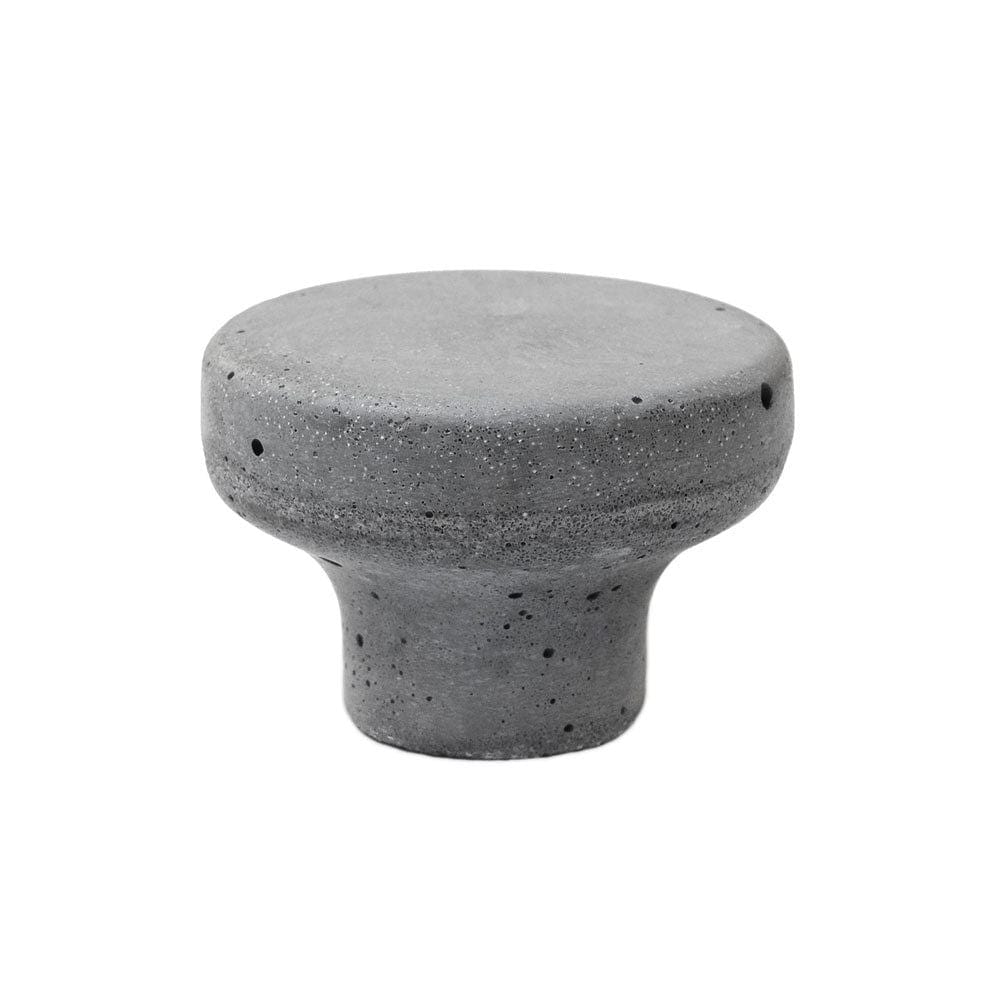 Pomolo | Knage i Lysegrå Beton Ø 42 mm x D 23 mm Urbi et Orbi FINICC