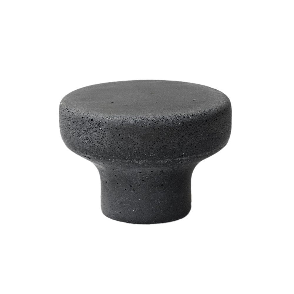 Pomolo | Knage i Mørkegrå Beton Ø 42 mm x D 23 mm Urbi et Orbi FINICC