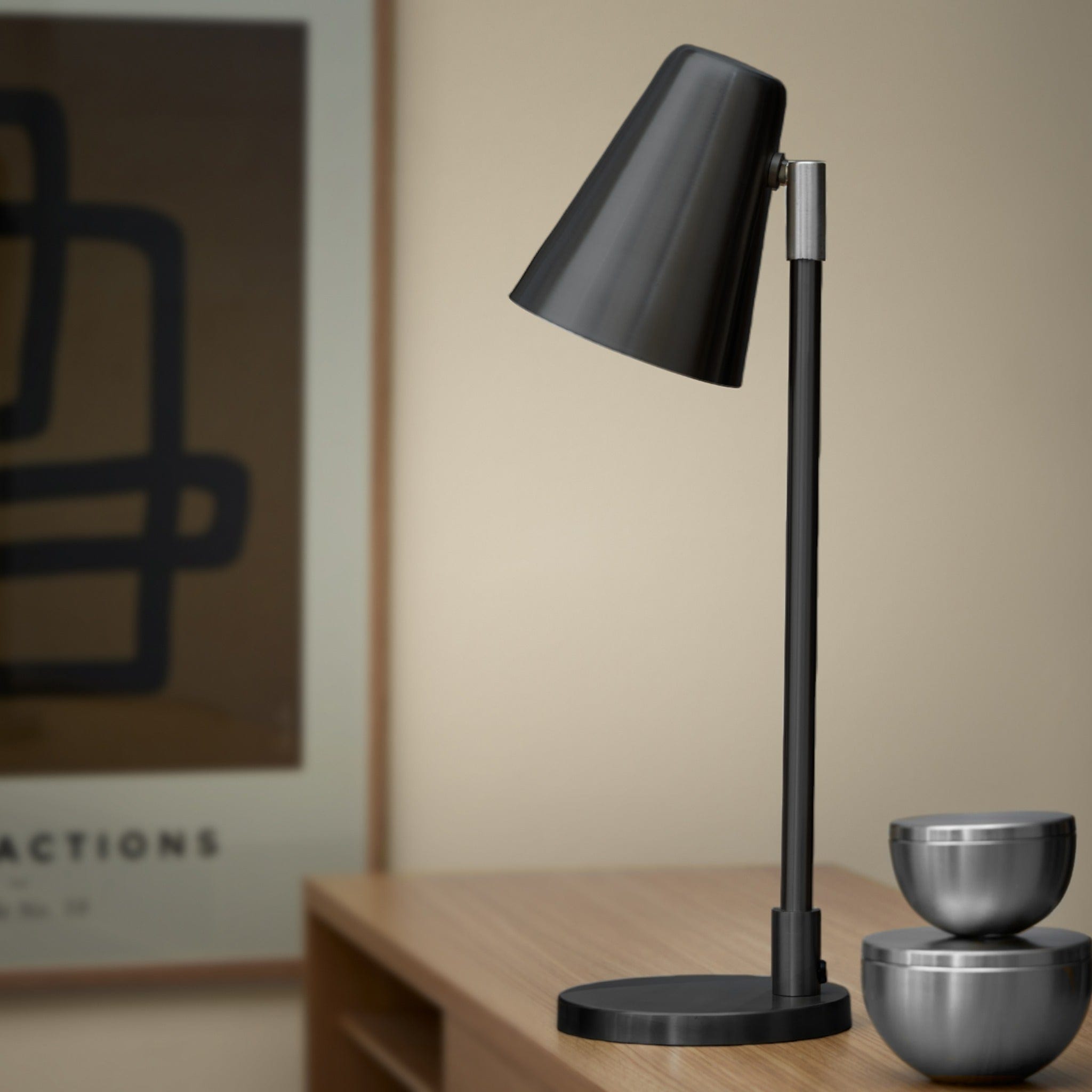 Ramo | Bordlampe i Mat Sort Ø 12 cm x H 45 cm H. Skjalm P. FINICC