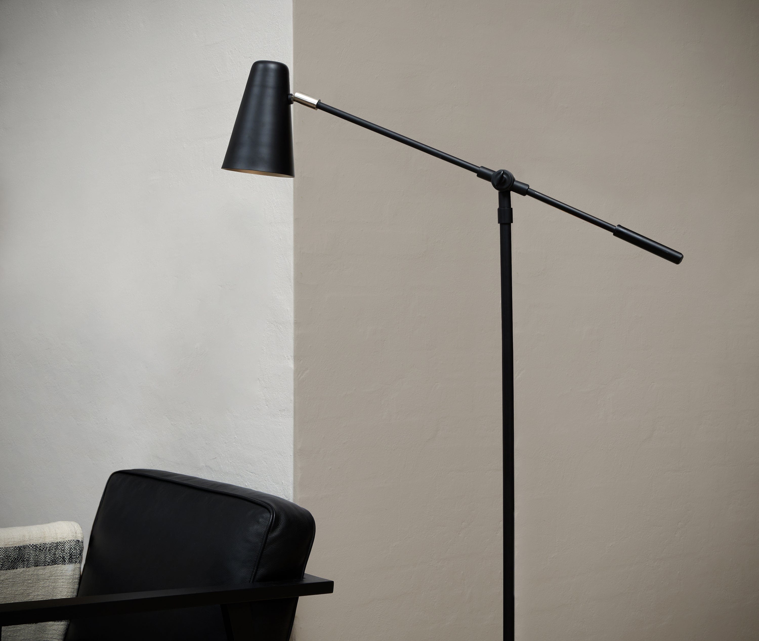 Ramo | Gulvlampe i Mat Sort Ø 25 cm x H 140 cm H. Skjalm P. FINICC