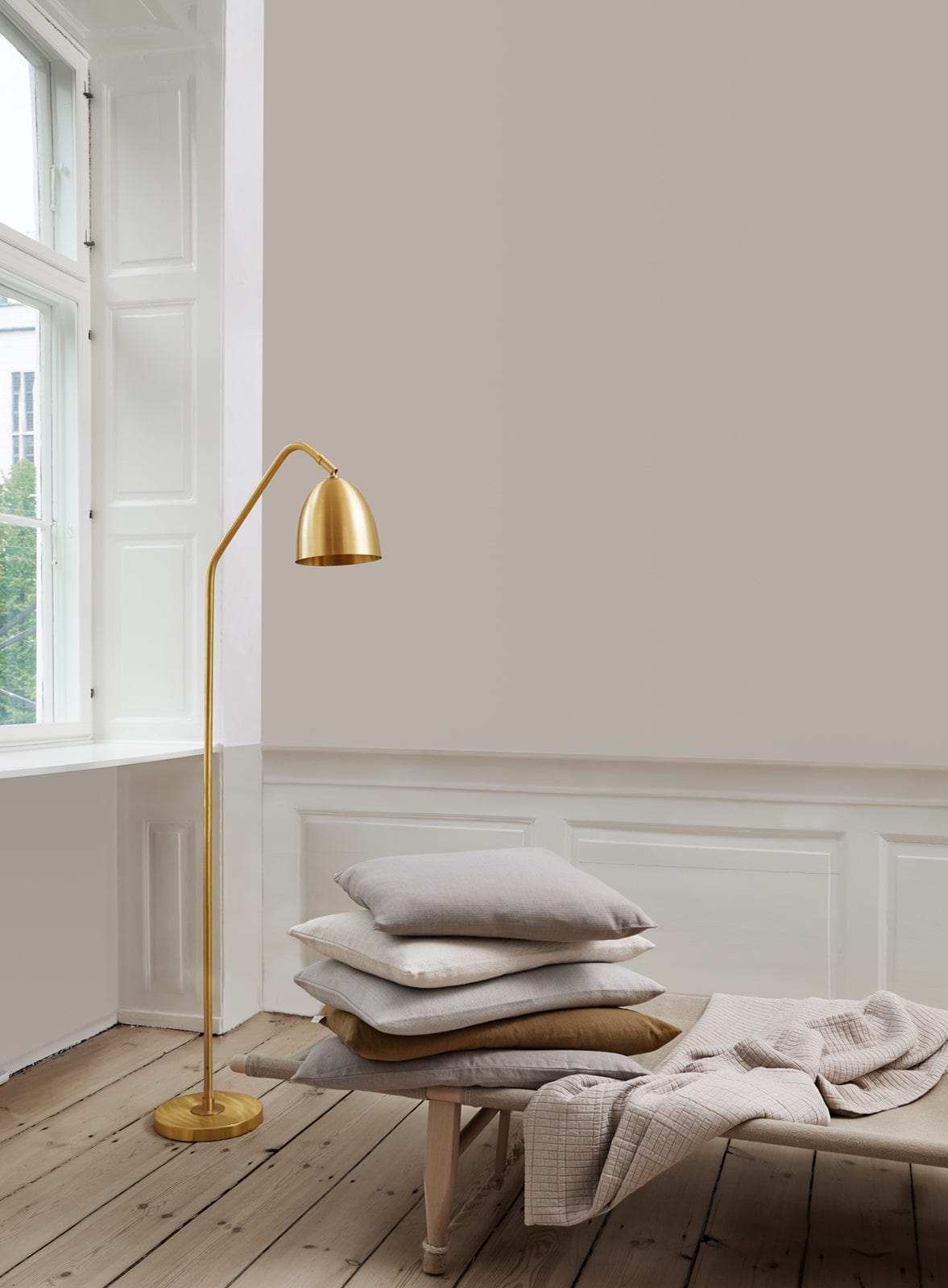 Soft | Gulvlampe i Børstet Messing Uden lak Ø 25 cm x H 156 cm H. Skjalm P. FINICC