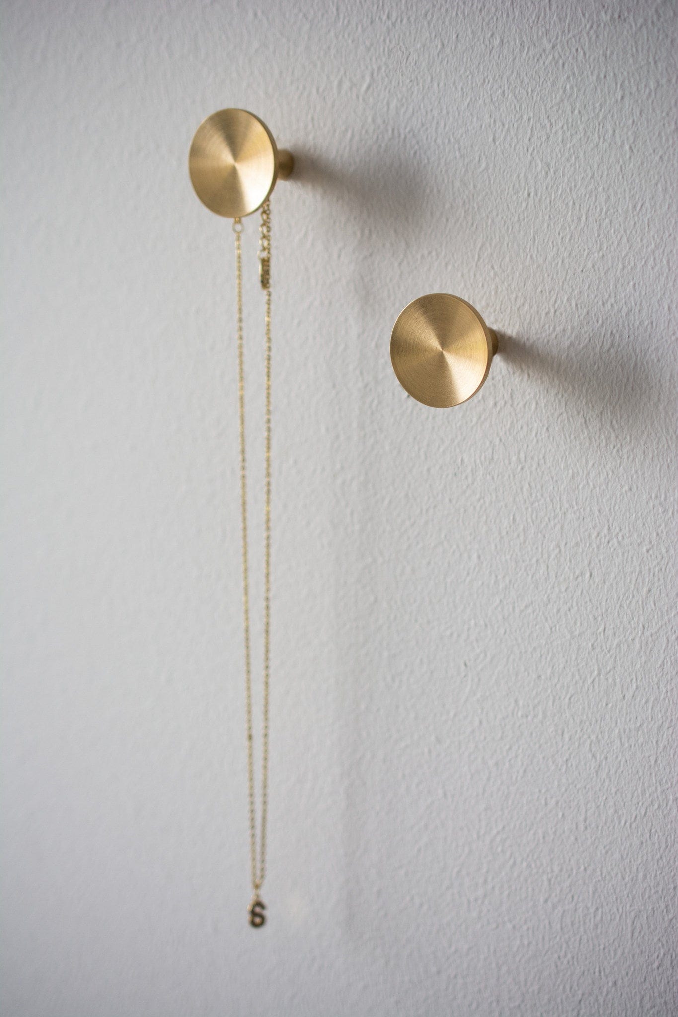 Sture | Knage i Børstet Messing uden Lak Beslag Design FINICC