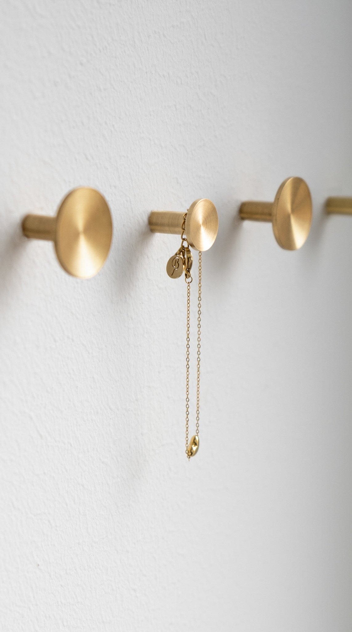 Sture | Knage i Børstet Messing uden Lak Beslag Design FINICC