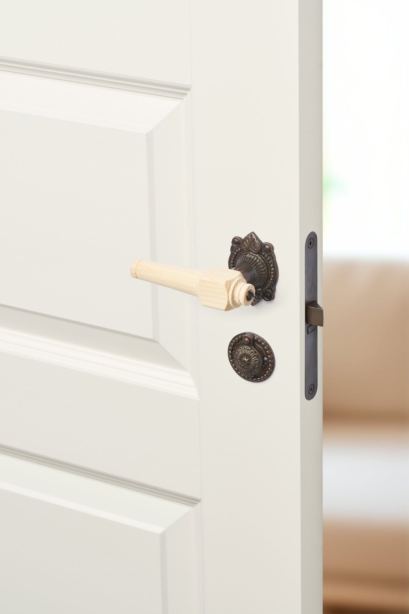 Svanemølle | Dørhåndtag i Asketræ med almue rosetter og nøgleskilte i Bruneret Messing L 111 mm (C/C 30 mm) Sibes SM-AS-1670-BB FINICC