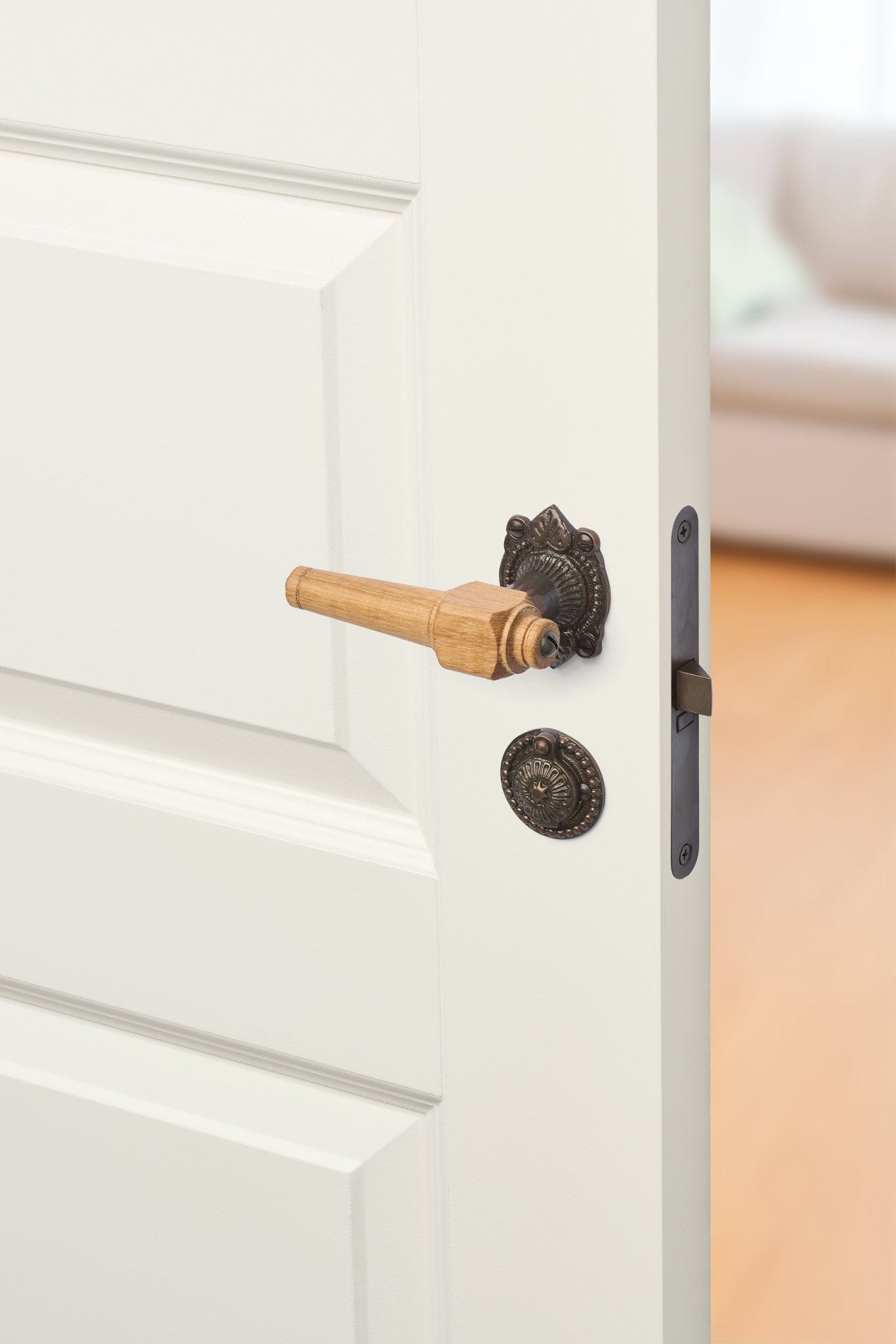 Svanemølle | Dørhåndtag i Egetræ med almue rosetter og nøgleskilte i Bruneret Messing L 111 mm (C/C 30 mm) Sibes SM-EN-1670-BB FINICC