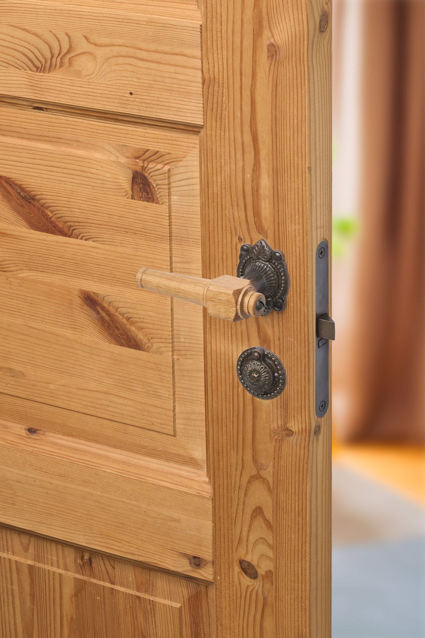 Svanemølle | Dørhåndtag i Egetræ med almue rosetter og nøgleskilte i Bruneret Messing L 111 mm (C/C 30 mm) Sibes SM-EN-1670-BB FINICC