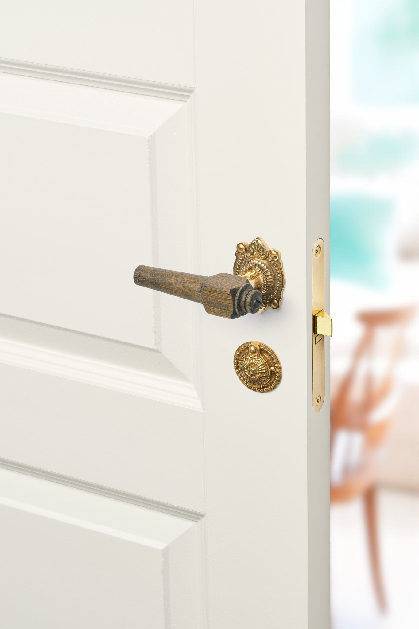 Svanemølle | Dørhåndtag i Røget Eg med almue rosetter og nøgleskilte i Blank Messing uden Lak L 111 mm (C/C 30 mm) Sibes SM-ER-1670-MPU FINICC