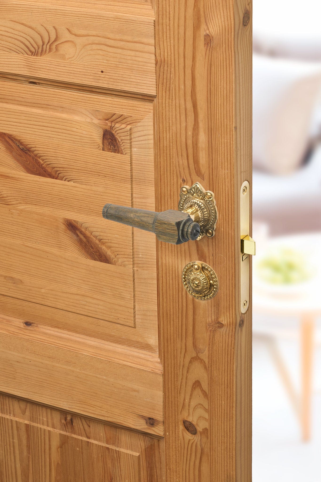 Svanemølle | Dørhåndtag i Røget Eg med almue rosetter og nøgleskilte i Blank Messing uden Lak L 111 mm (C/C 30 mm) Sibes SM-ER-1670-MPU FINICC