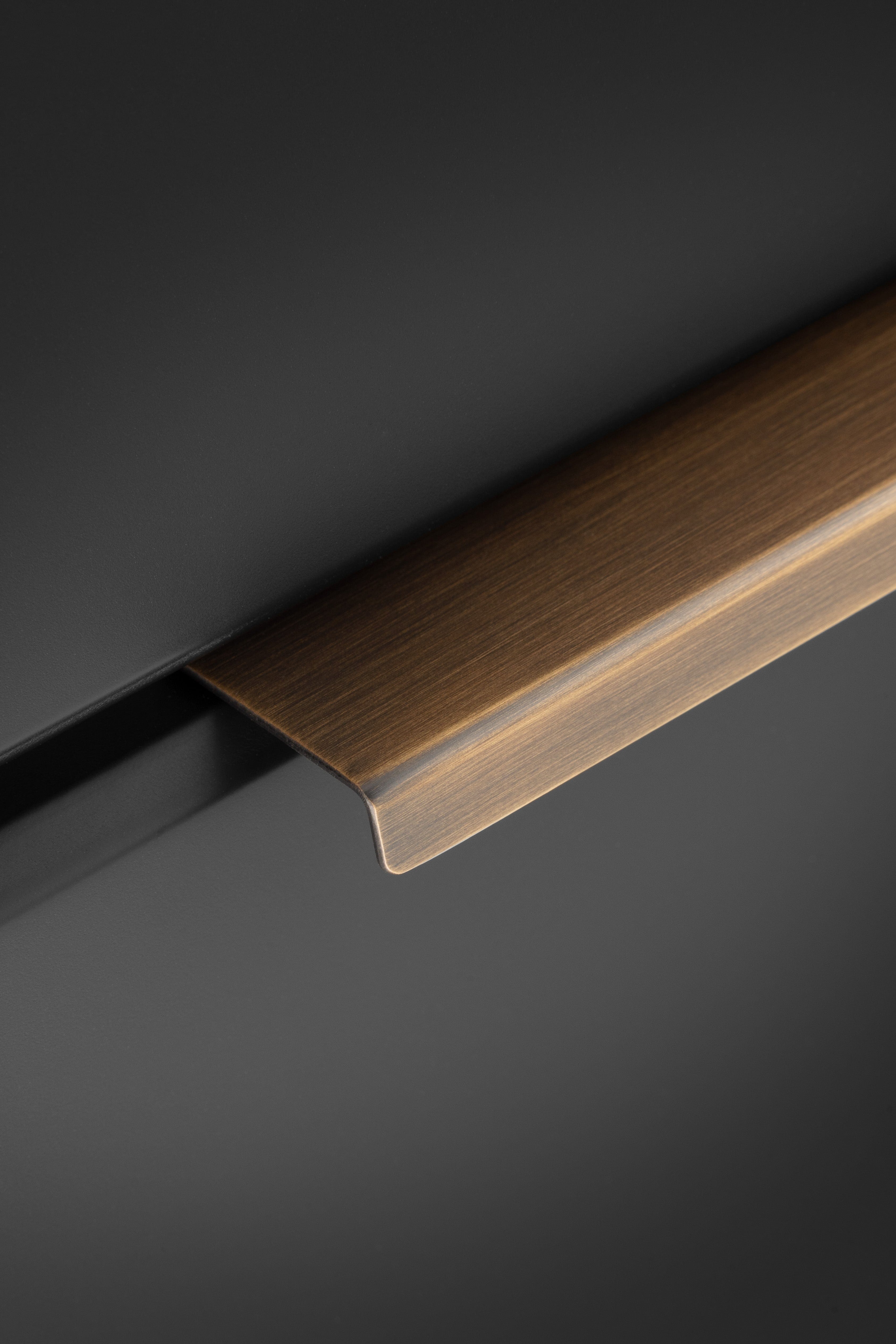 Tilly | Profilgreb i Antik Messing Alexander & Wilks FINICC