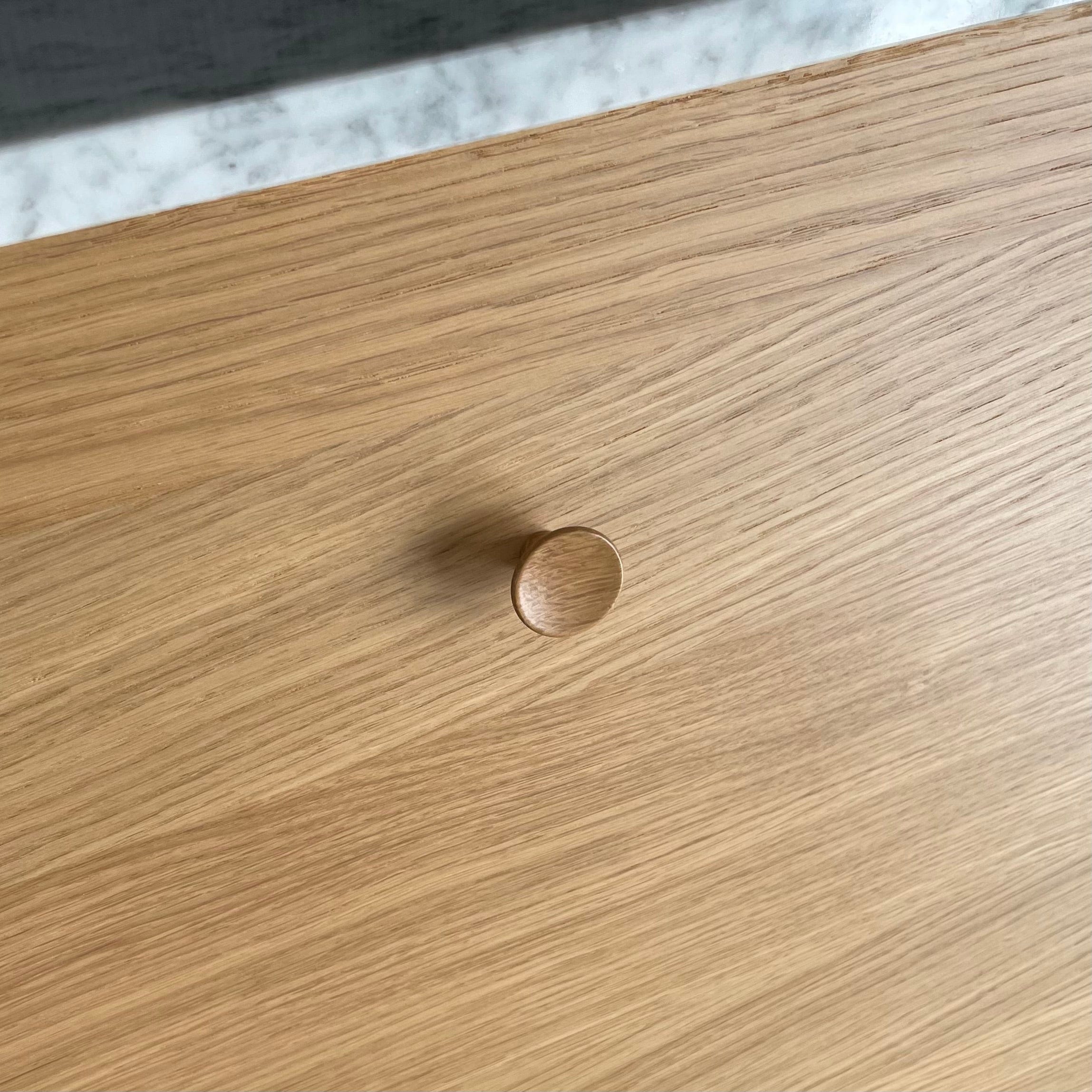 Tuba | Møbelknop eller Knage i Lakeret Eg Ø 28 mm x D 19 mm Vonsild FINICC